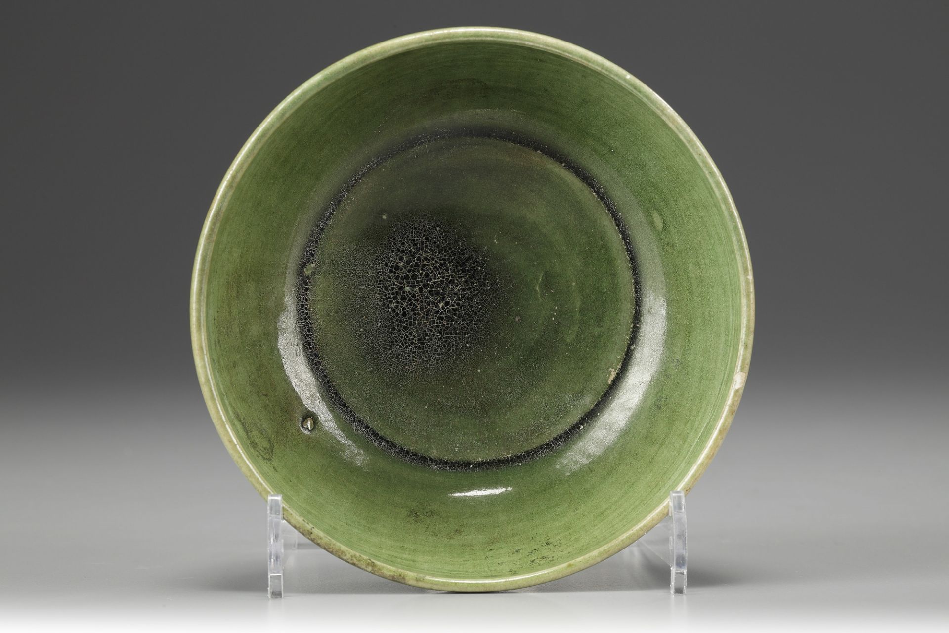 A Chinese green lead-glazed bowl - Bild 2 aus 5