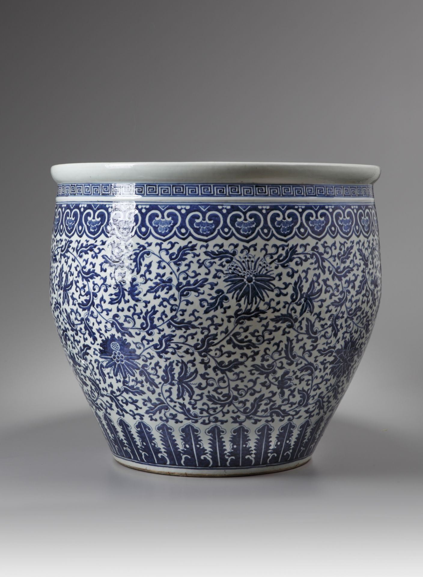 A large Chinese blue and white 'lotus' fish bowl - Bild 3 aus 5