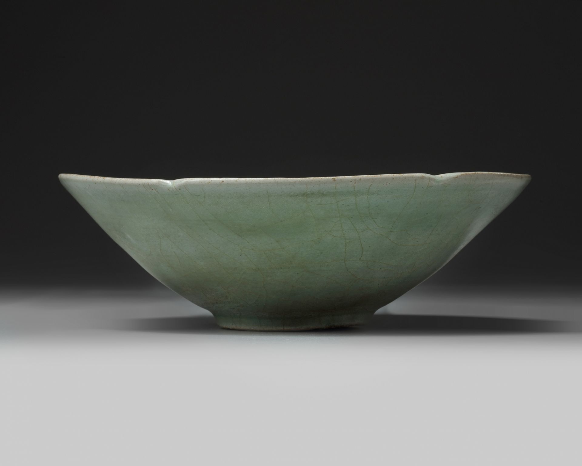 A Korean celadon glazed lobed bowl - Bild 2 aus 5
