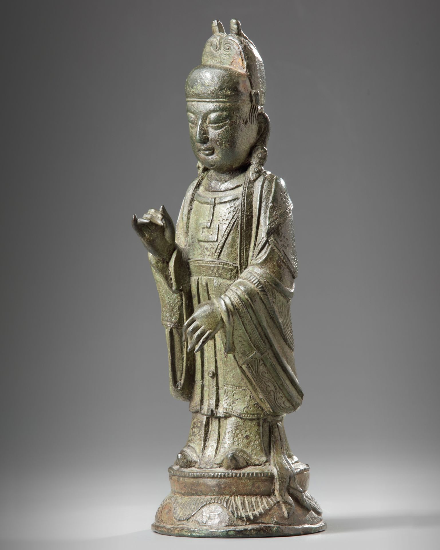 A Chinese bronze figure of an official - Bild 2 aus 5