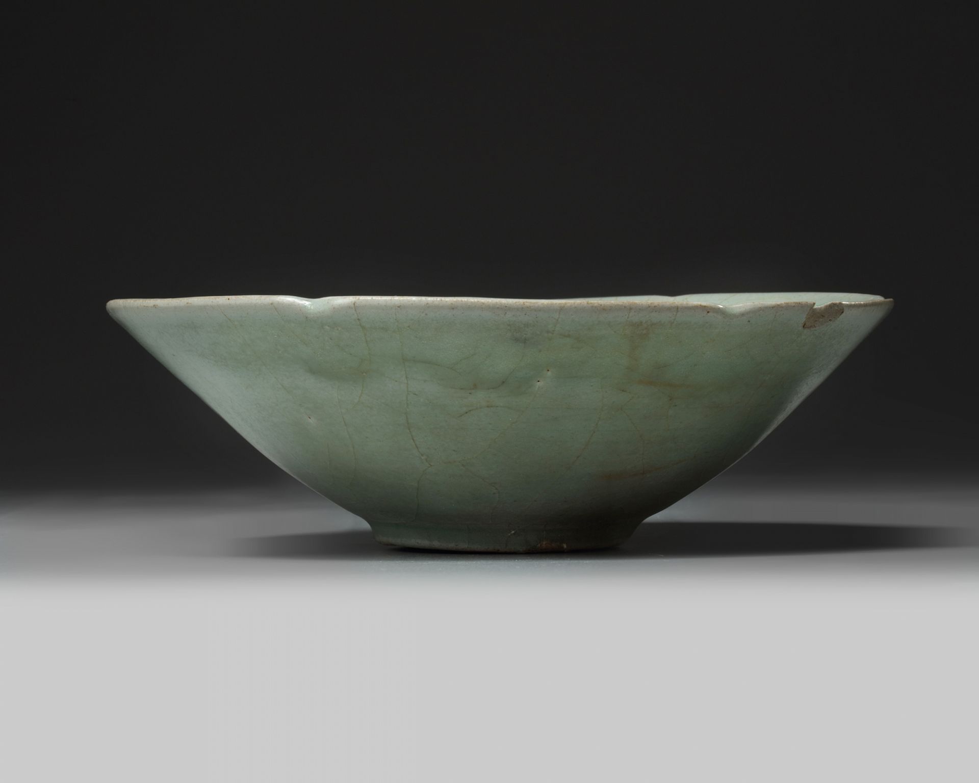 A Korean celadon glazed lobed bowl - Bild 3 aus 5