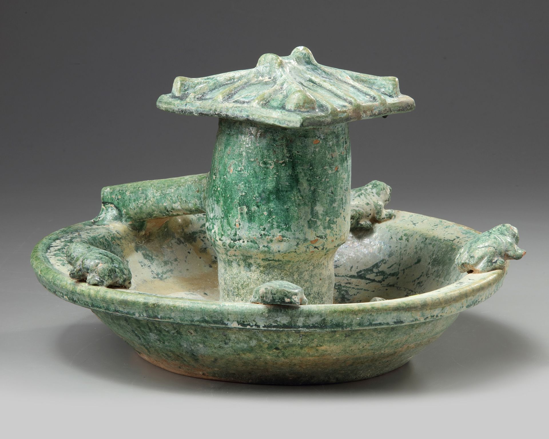 A Chinese green-glazed pottery frog pond - Bild 3 aus 3