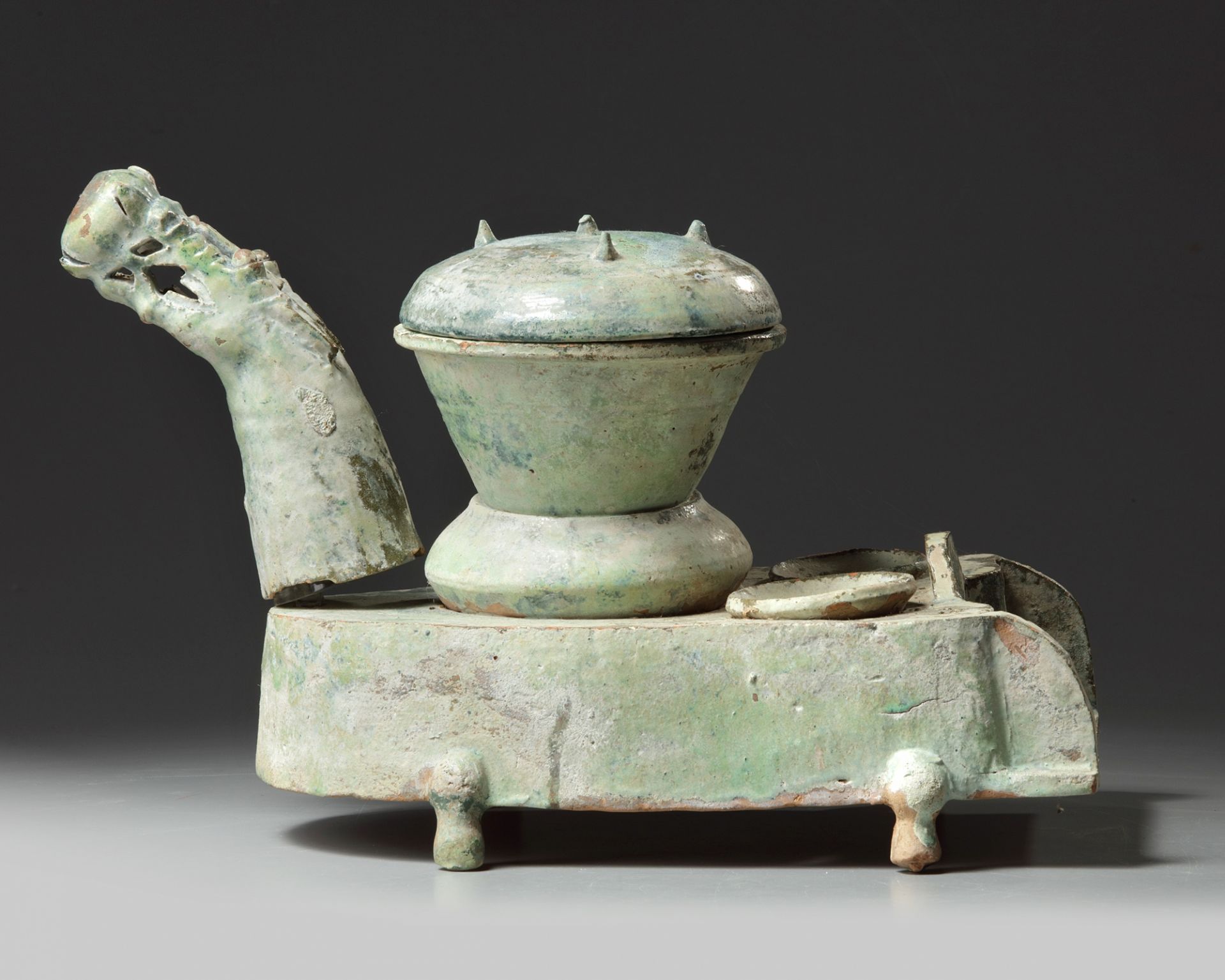 A Chinese green-glazed pottery stove with a dragon chimney - Bild 6 aus 8