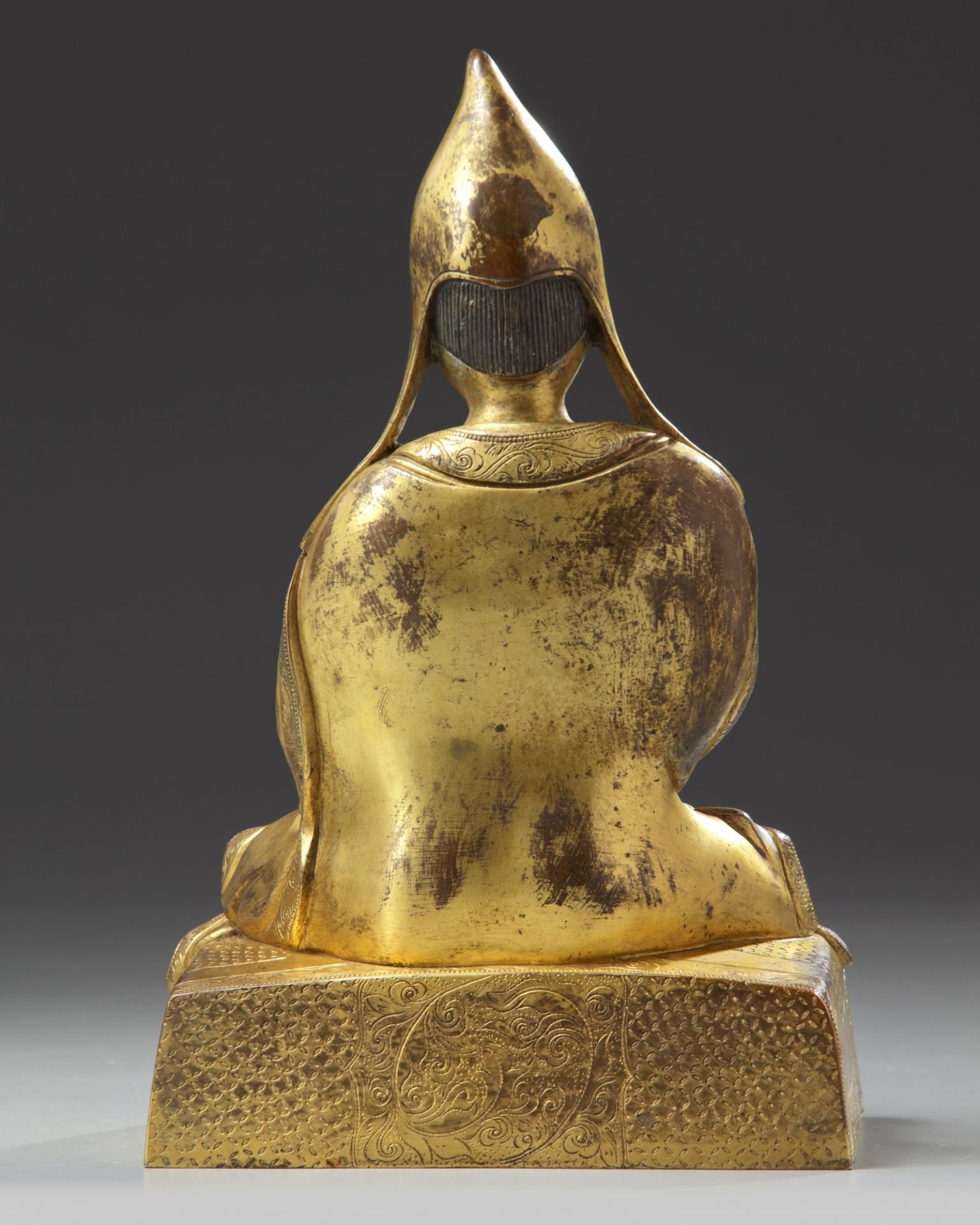 A Chinese gilt bronze figure of a Lama - Image 3 of 5