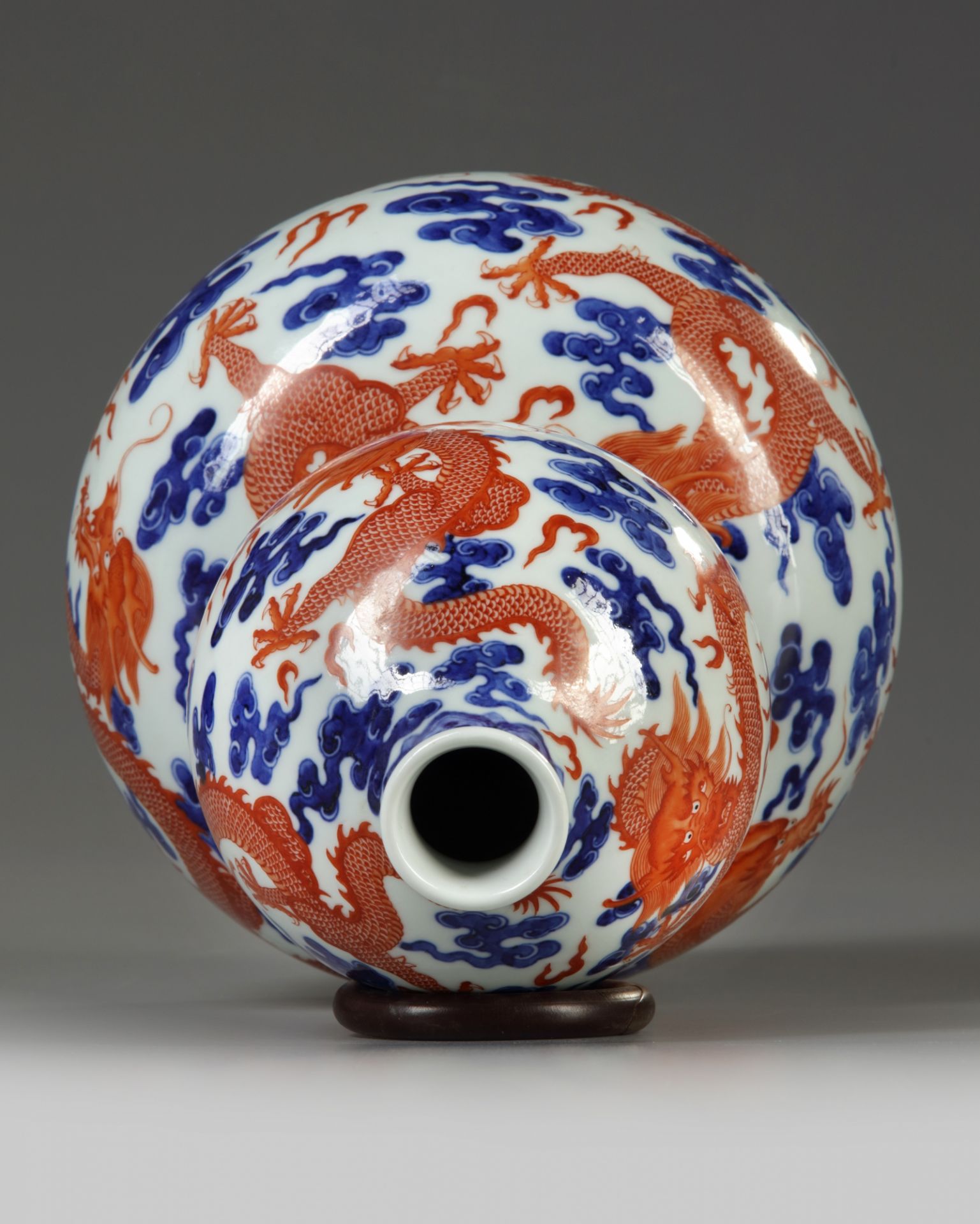 A Chinese iron-red-decorated blue and white 'dragon' double gourd vase - Image 5 of 5