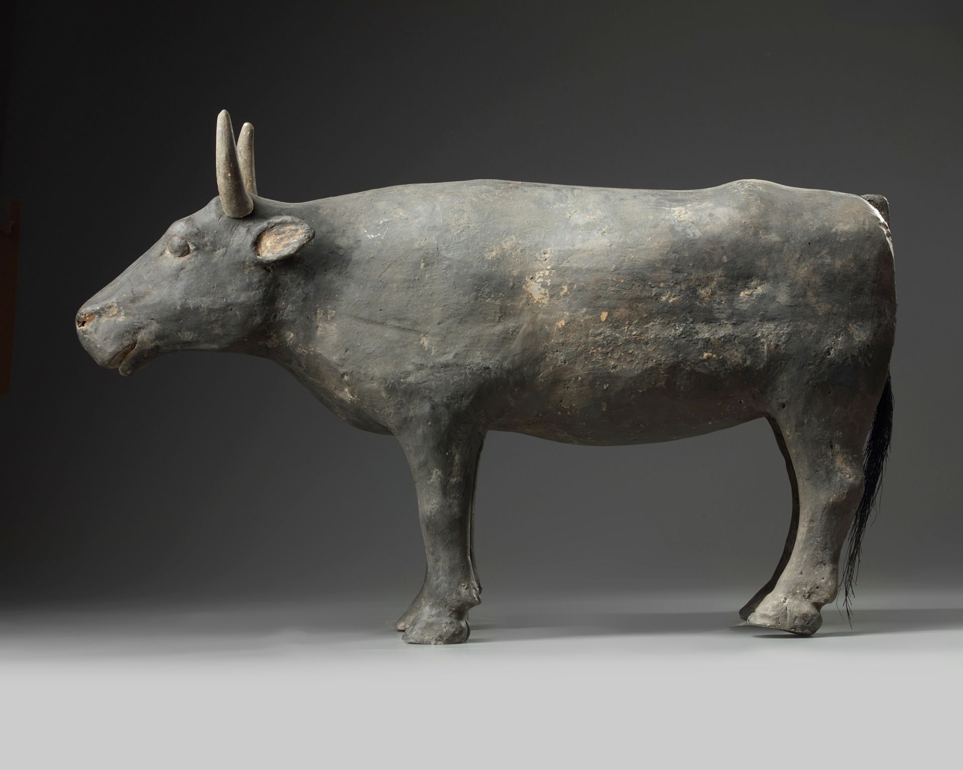 A rare Chinese painted pottery figure of an ox - Image 2 of 6