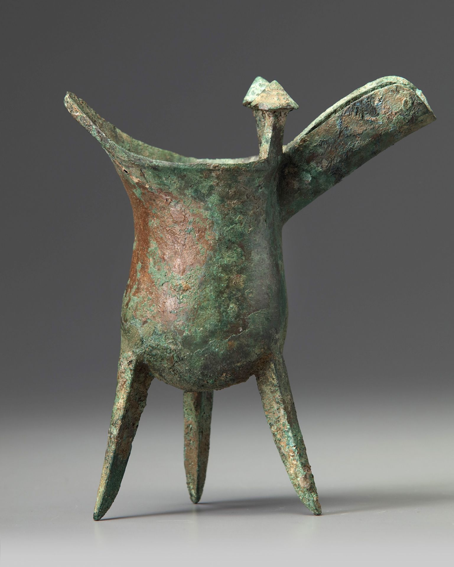 A Chinese bronze tripod ritual tripod vessel, jue