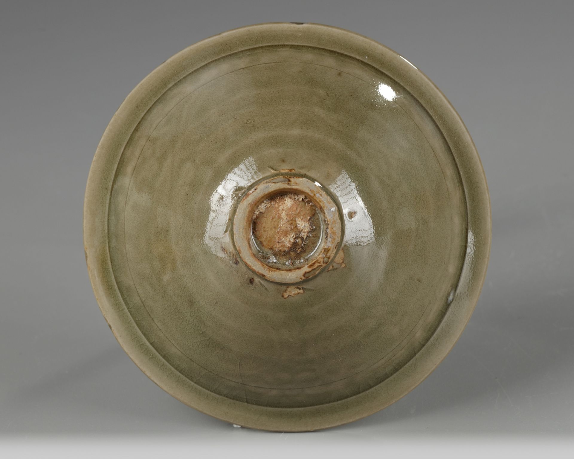 A Yaozhou celadon-glazed ‘chrysanthemum scroll’ bowl - Bild 5 aus 5