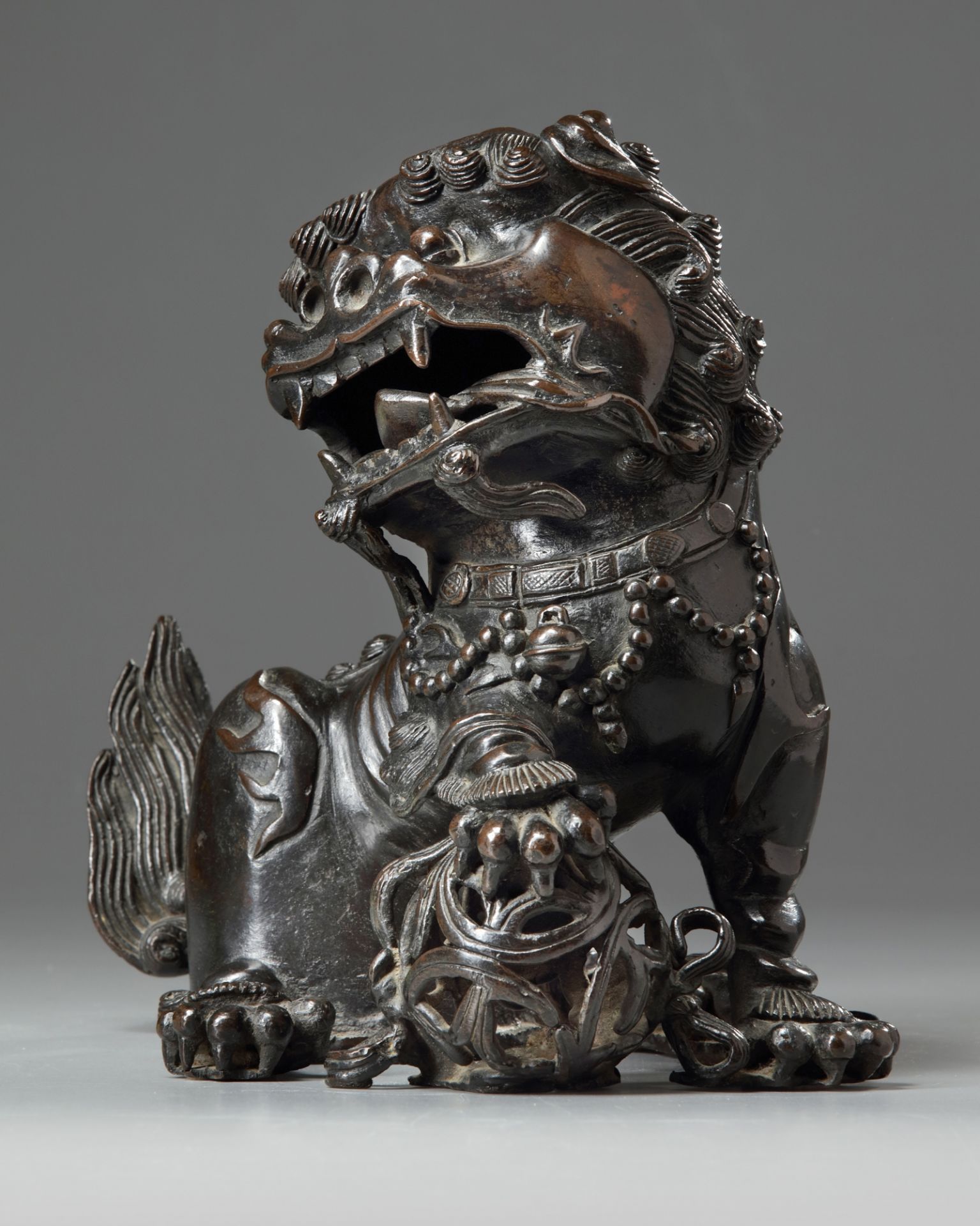 A Chinese bronze Buddhist lion - Bild 2 aus 4