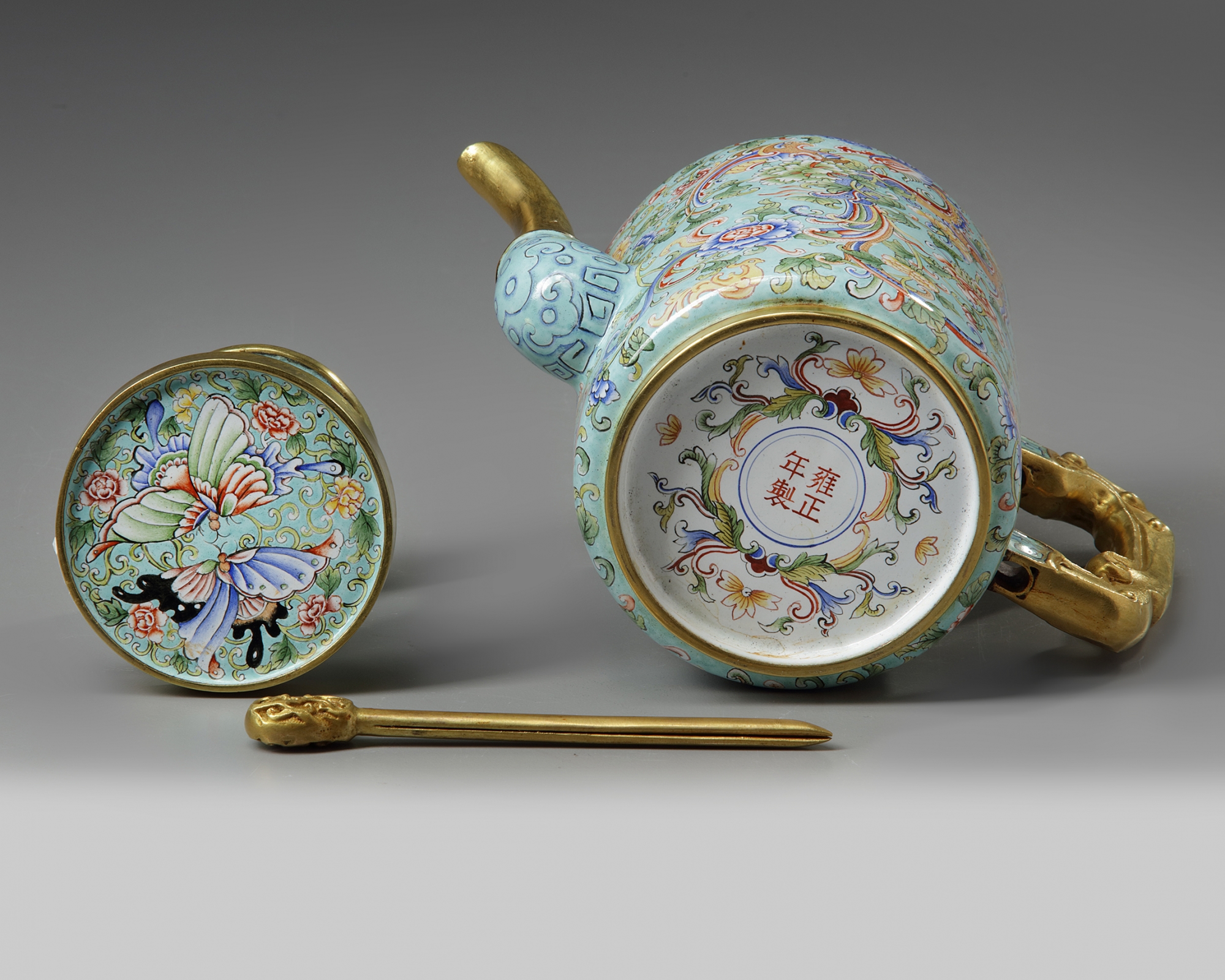 A Chinese Beijing-enamel turquoise-ground 'phoenix and peony' teapot - Image 5 of 5