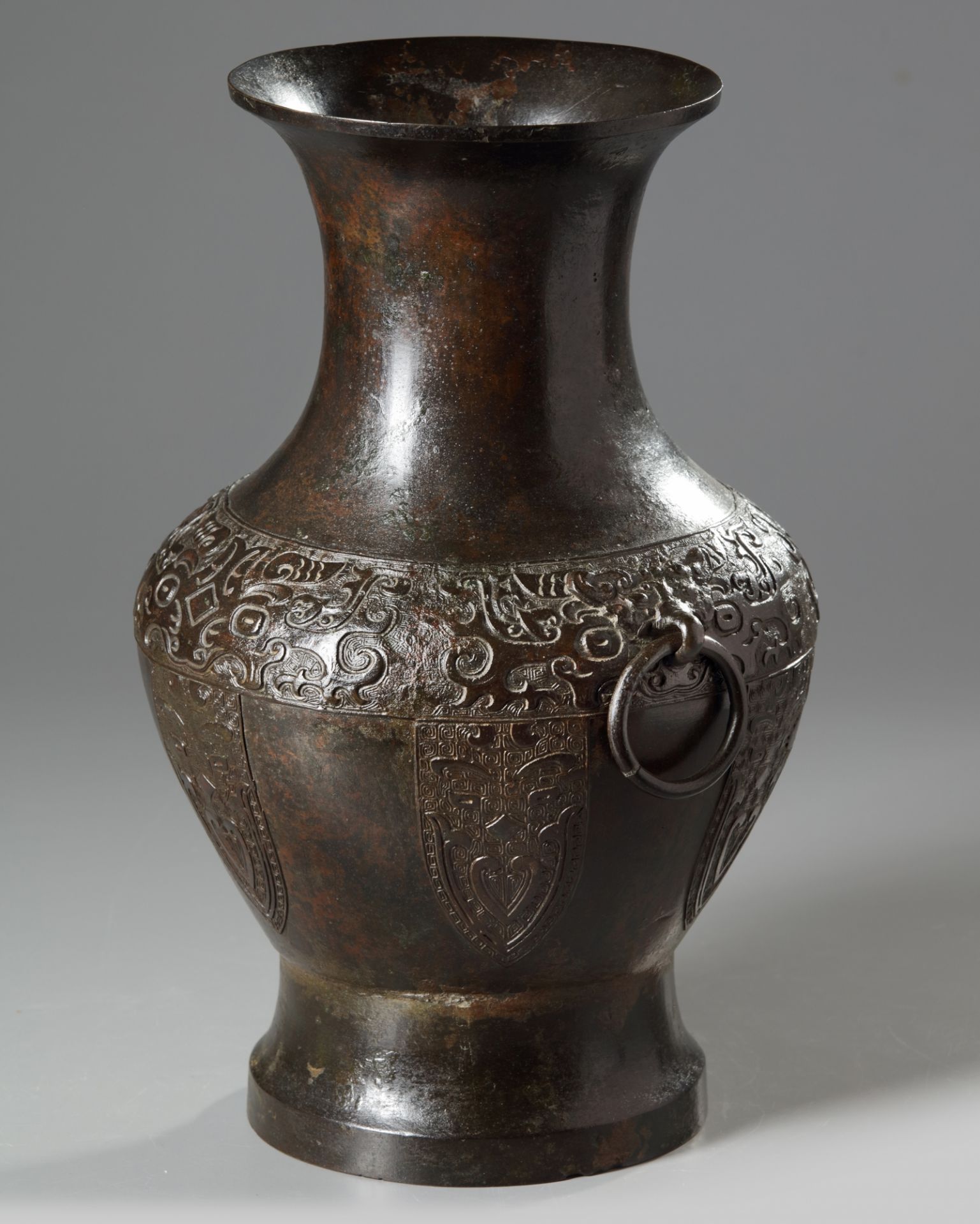 A Chinese bronze archaic 'taotie' vase - Bild 3 aus 5