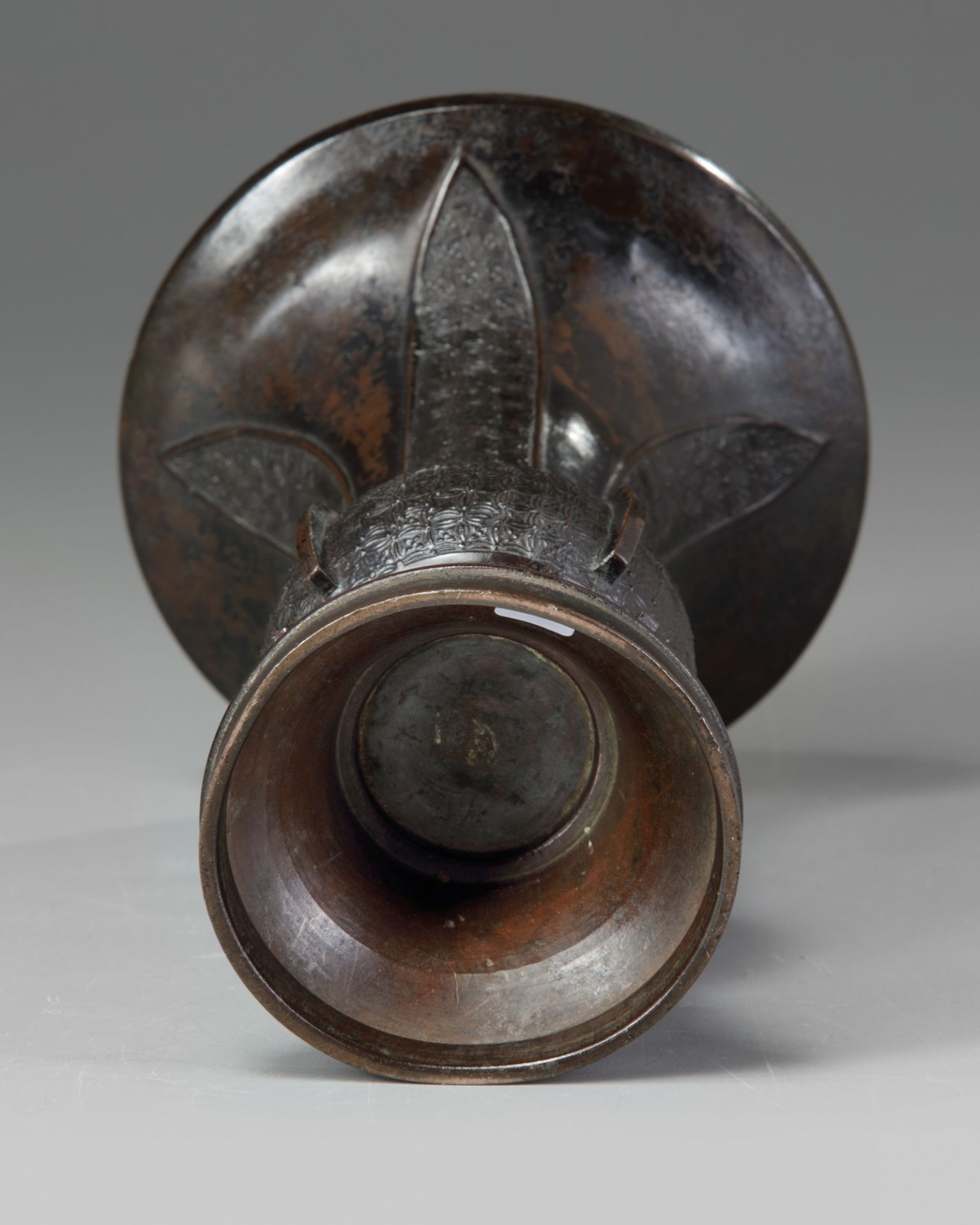 A Chinese bronze 'archaistic' gu vase - Image 5 of 5