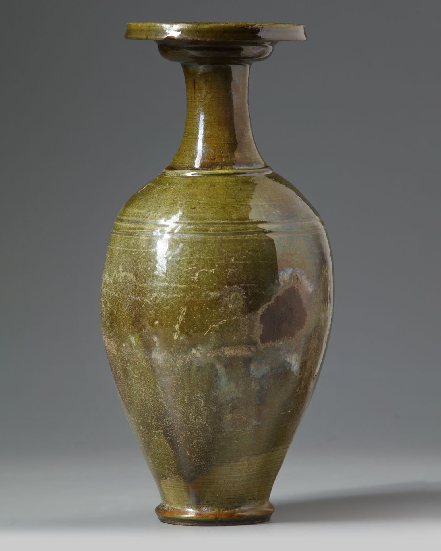A Chinese green-glazed pottery vase - Bild 3 aus 8