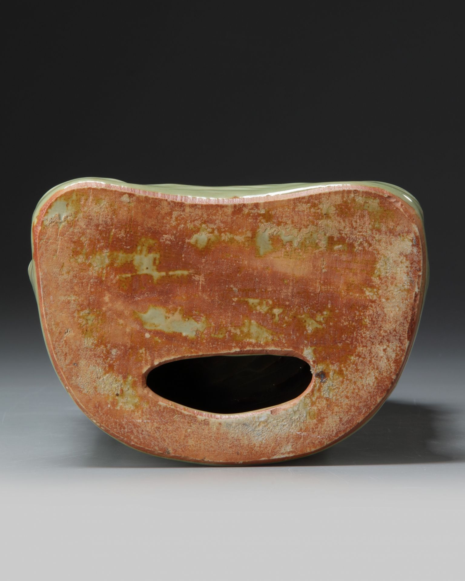 A Chinese Longquan celadon glazed grotto - Bild 5 aus 5