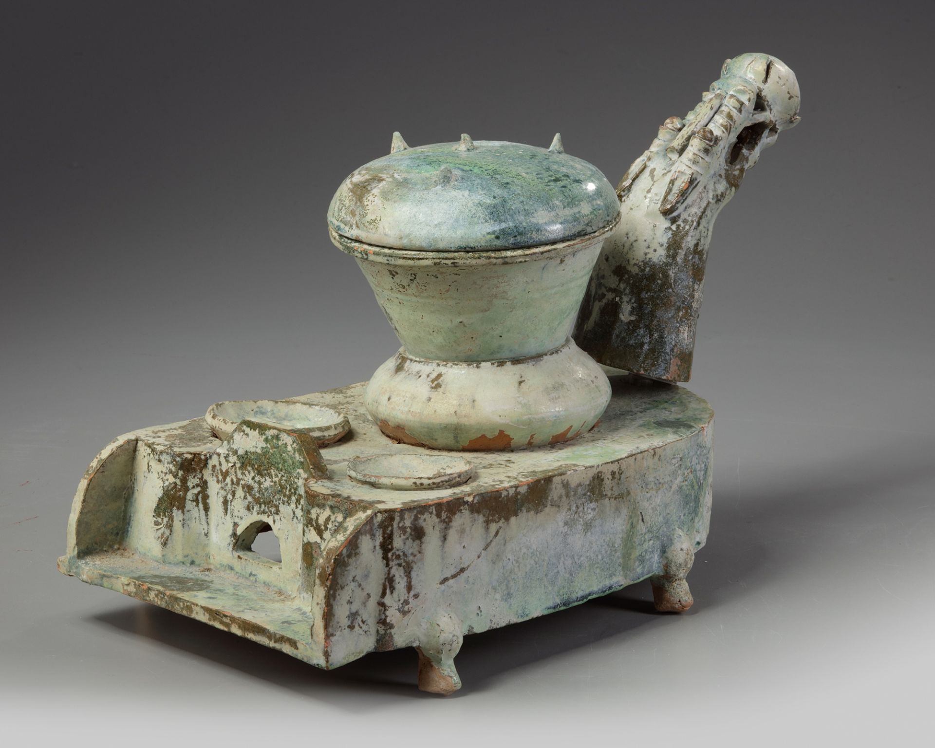 A Chinese green-glazed pottery stove with a dragon chimney - Bild 4 aus 8