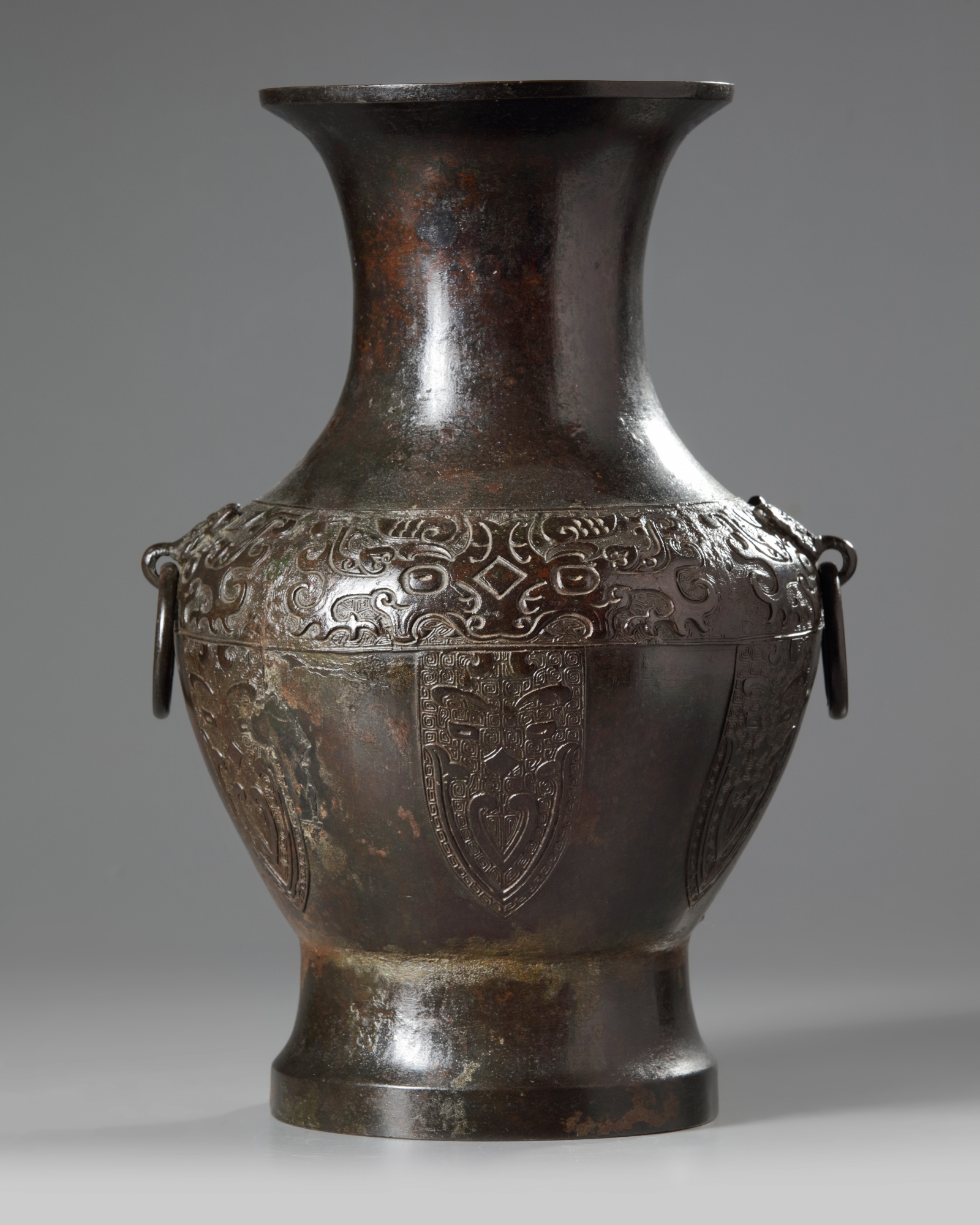 A Chinese bronze archaic 'taotie' vase - Image 2 of 5