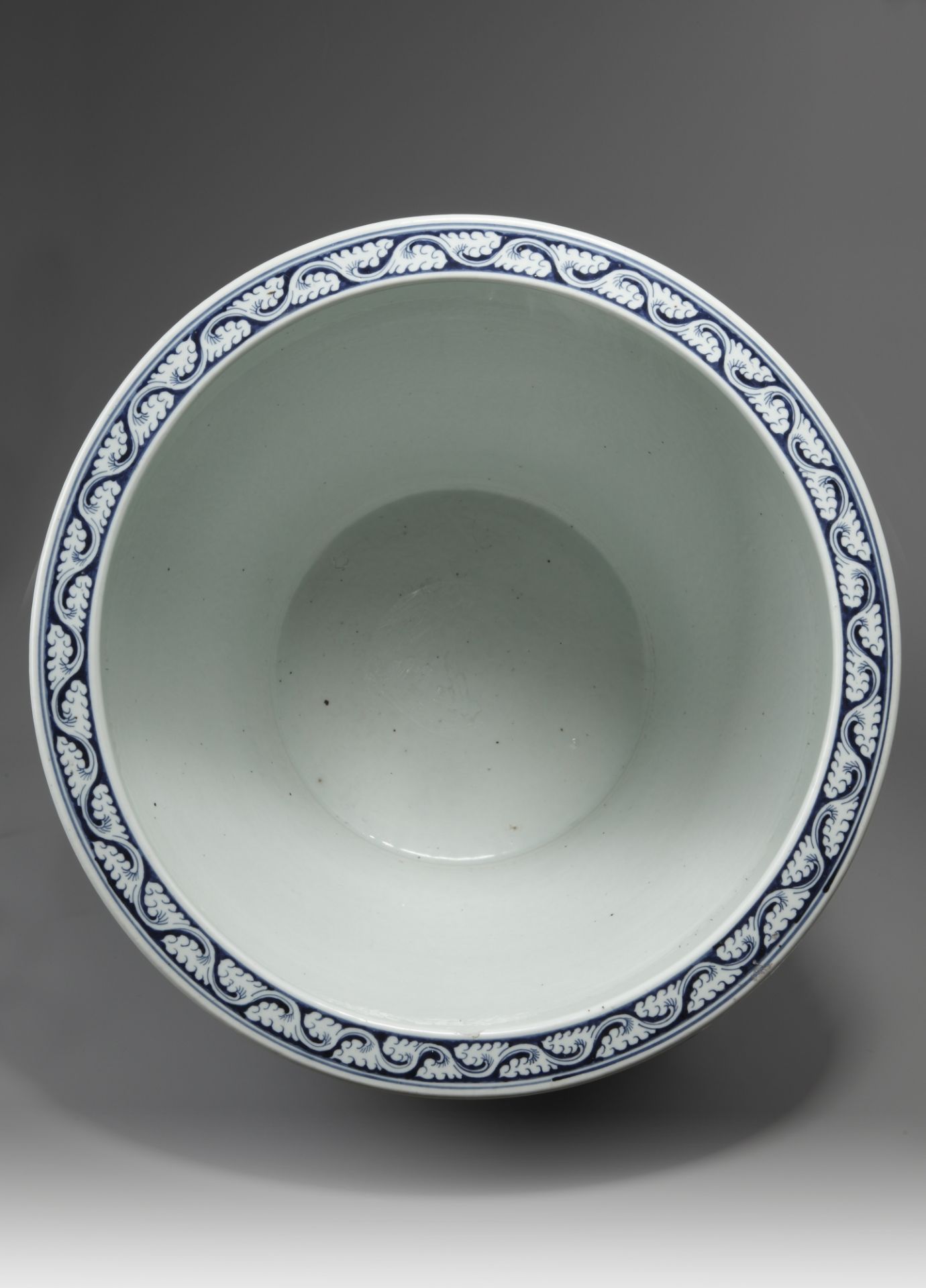 A large Chinese blue and white 'lotus' fish bowl - Bild 4 aus 5