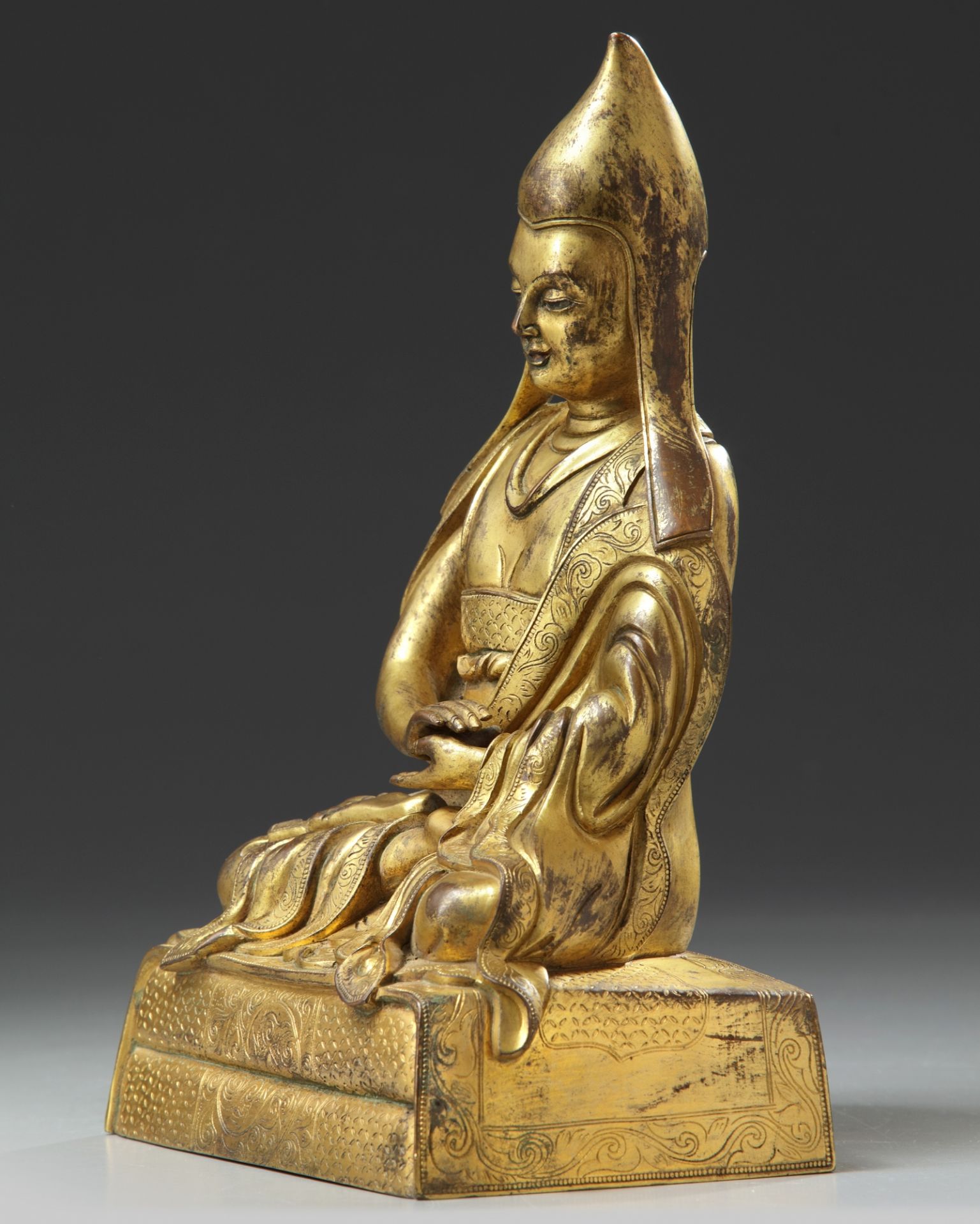 A Chinese gilt bronze figure of a Lama - Image 4 of 5