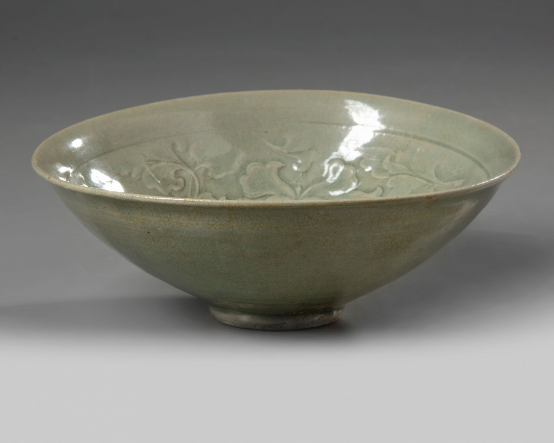 A Korean celadon-glazed 'lotus' bowl - Bild 6 aus 7