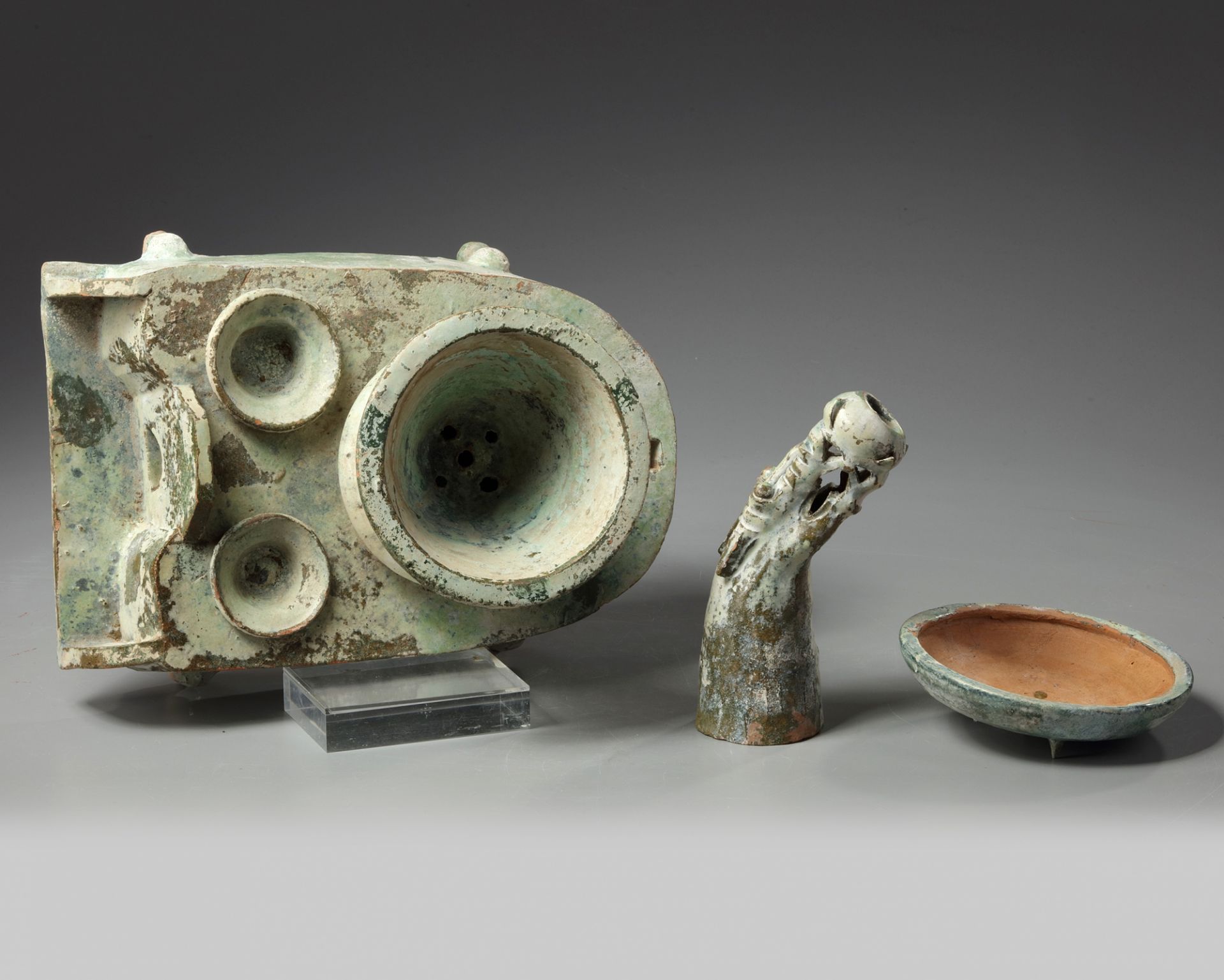 A Chinese green-glazed pottery stove with a dragon chimney - Image 5 of 8