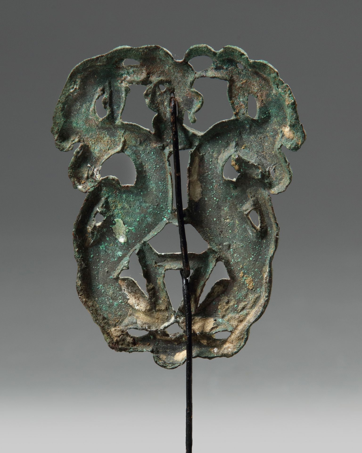 An Ordos bronze 'twin-ibex' fitting - Bild 2 aus 2