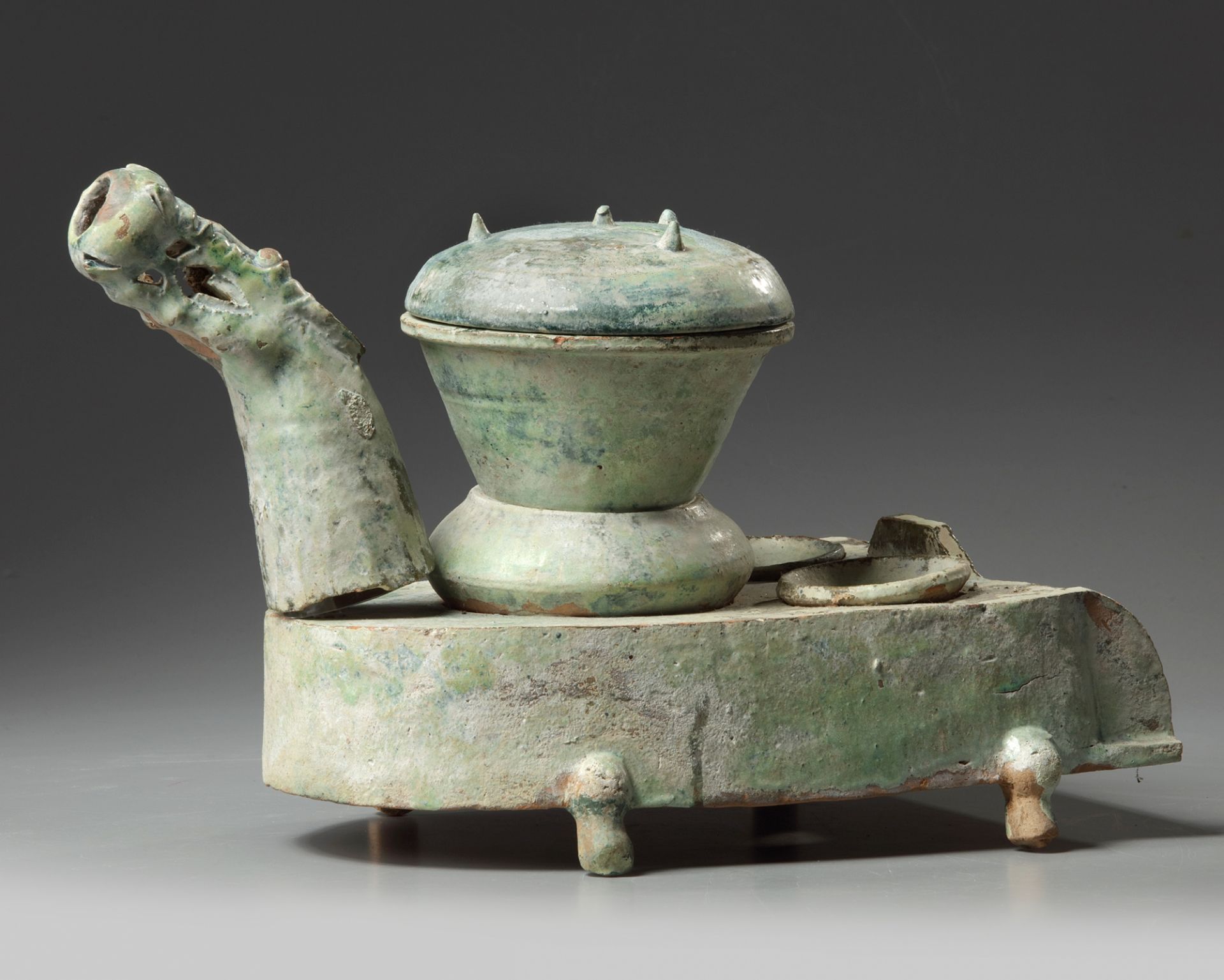 A Chinese green-glazed pottery stove with a dragon chimney - Image 2 of 8