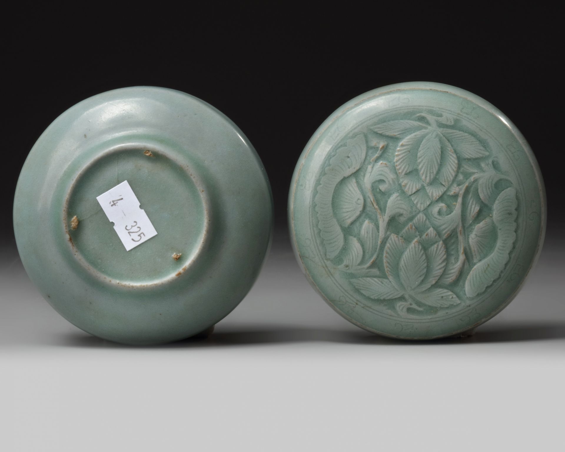 A Korean celadon glazed cosmetic box and cover - Bild 3 aus 3