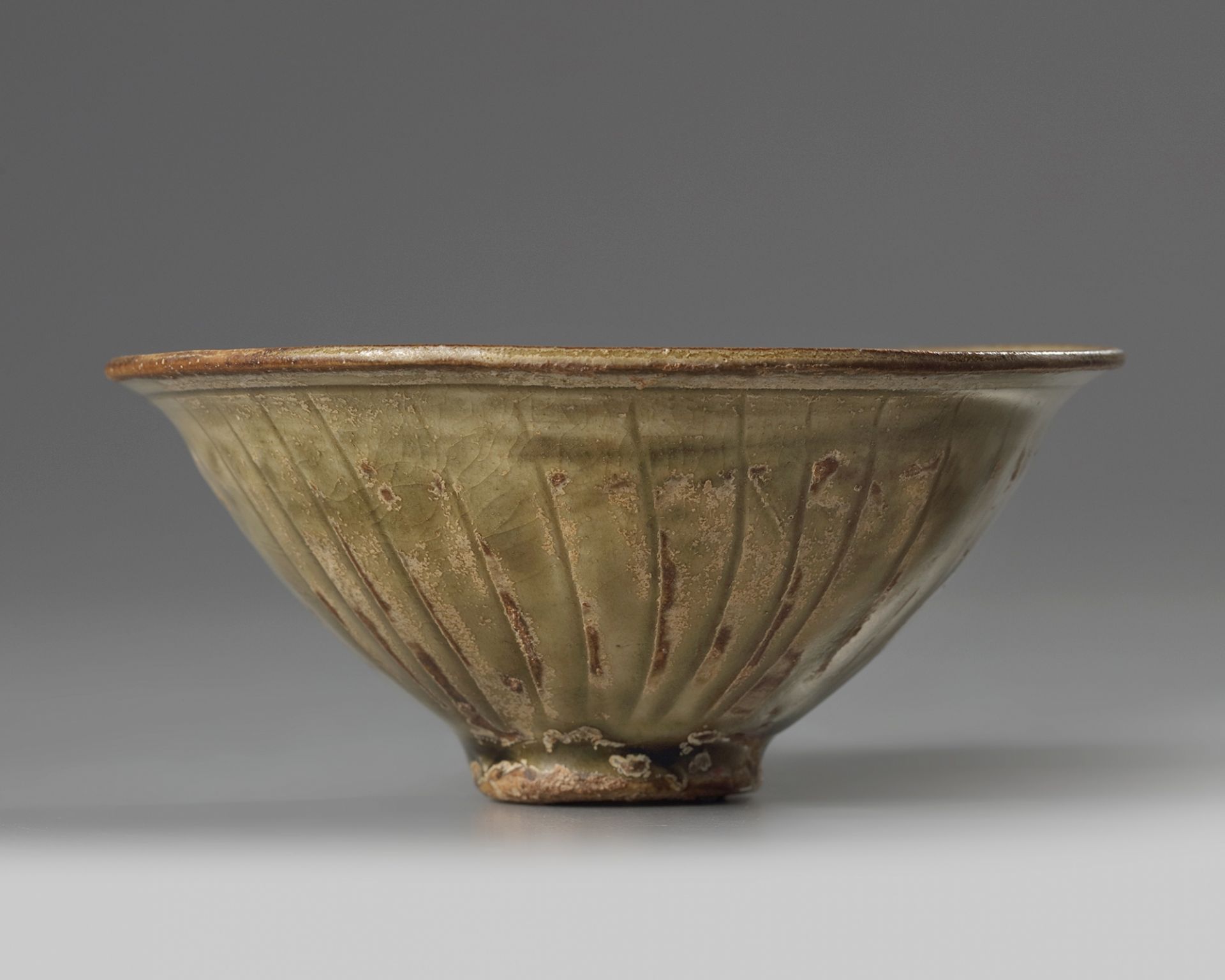 A Yaozhou celadon-glazed 'chrysanthemum' bowl - Bild 4 aus 5