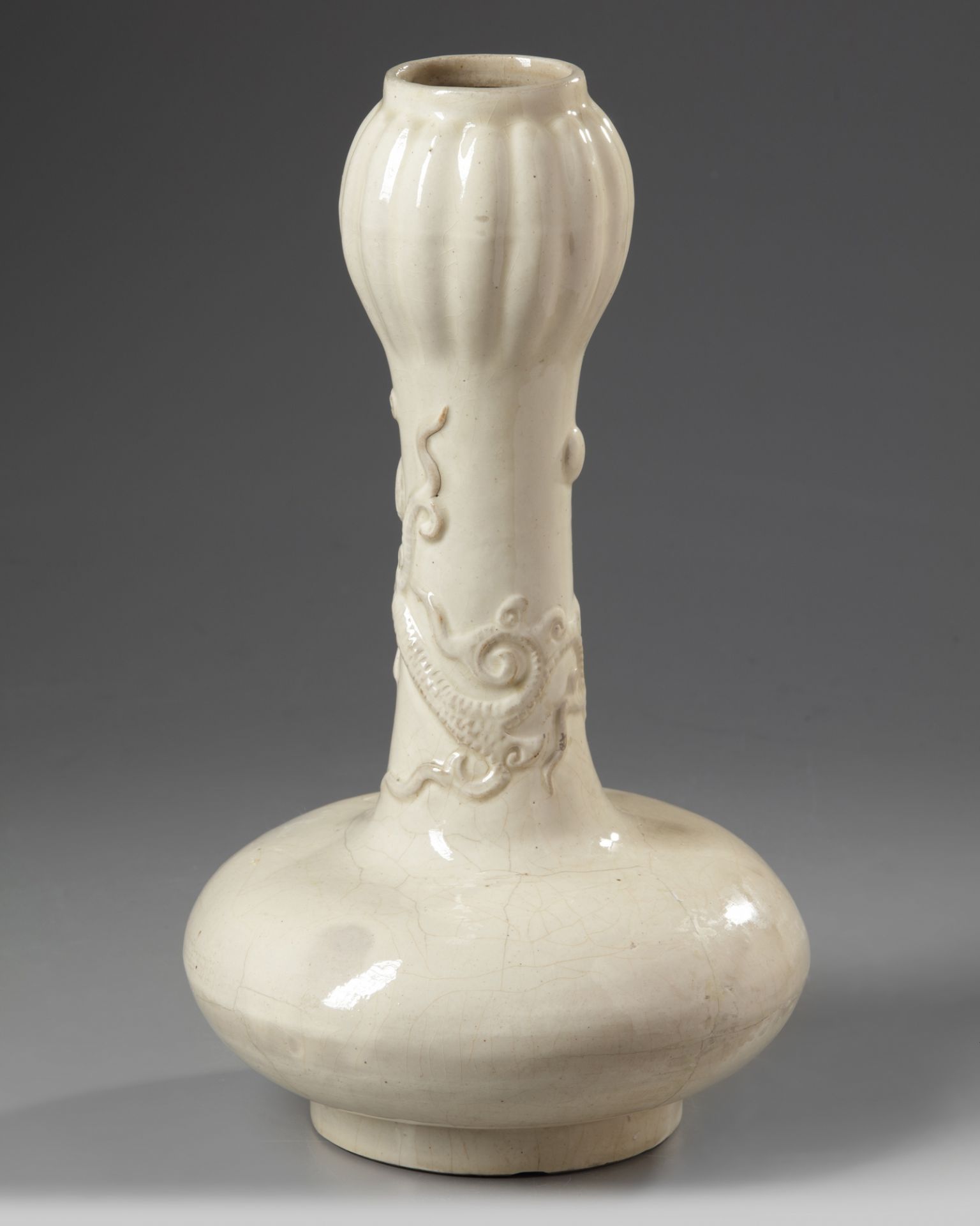 A Chinese cream crackle-glazed garlic mouth vase - Bild 3 aus 5