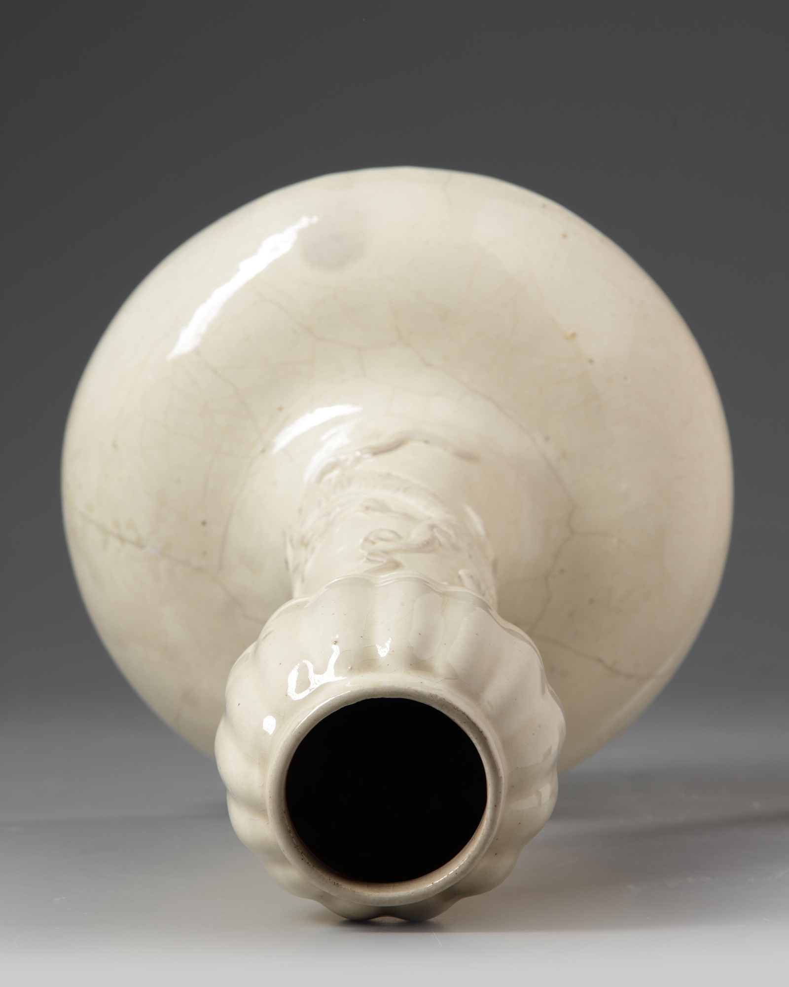 A Chinese cream crackle-glazed garlic mouth vase - Image 4 of 5