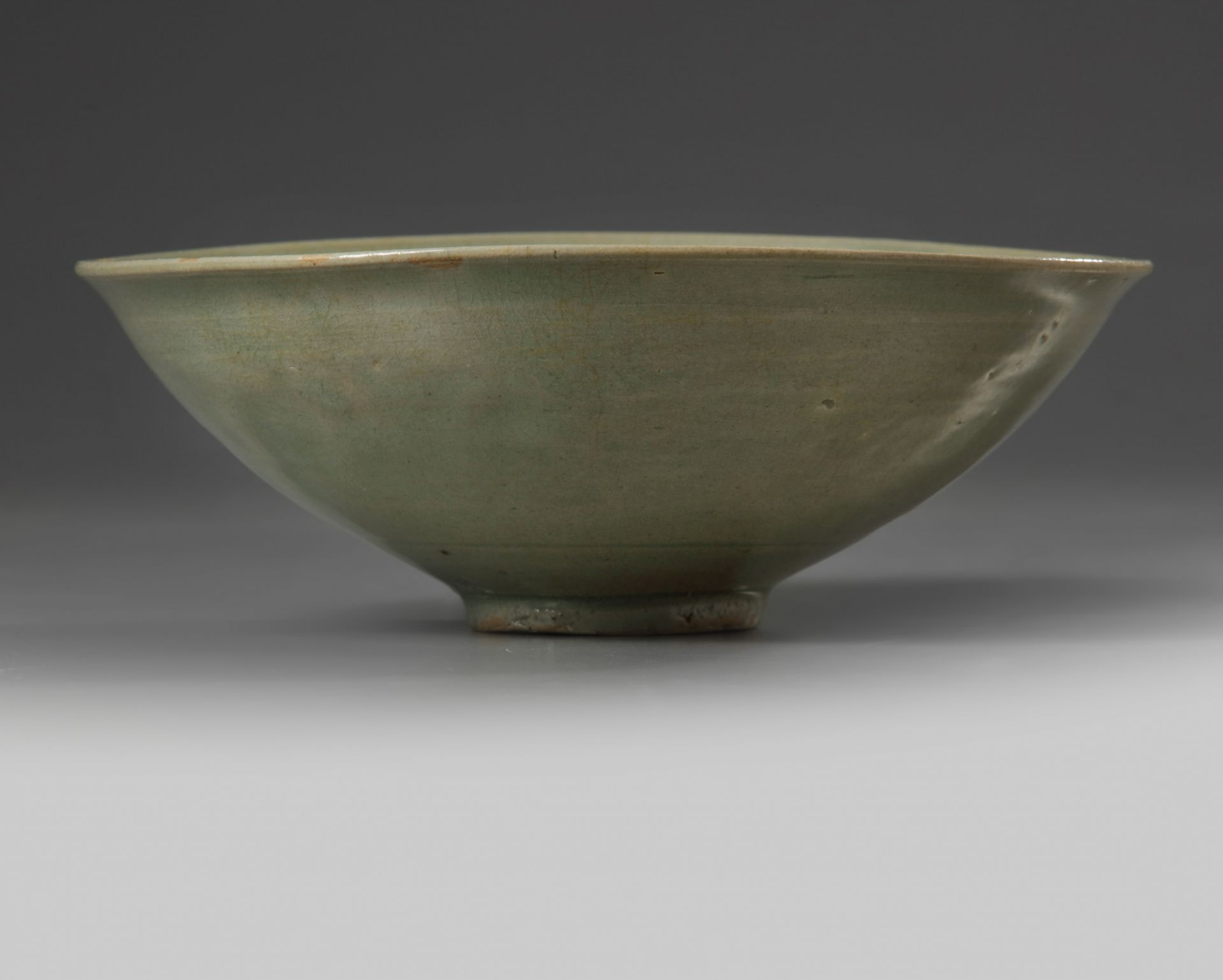 A Korean celadon-glazed 'lotus' bowl - Bild 4 aus 7