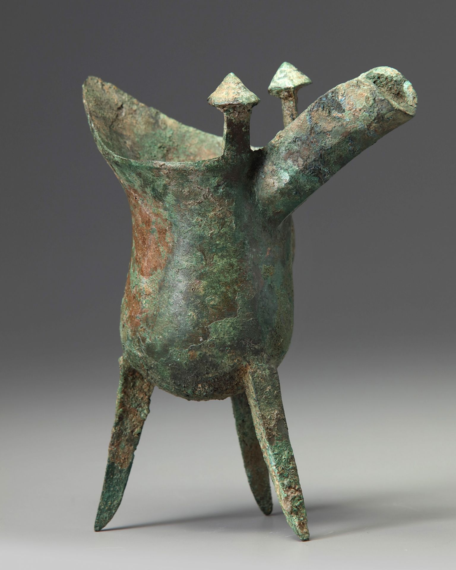 A Chinese bronze tripod ritual tripod vessel, jue - Bild 4 aus 5