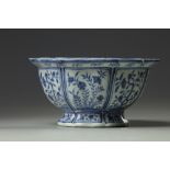 A Chinese blue and white 'floral' jardinière