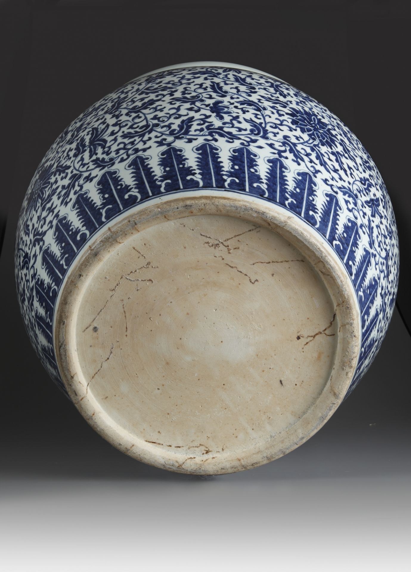 A large Chinese blue and white 'lotus' fish bowl - Bild 5 aus 5