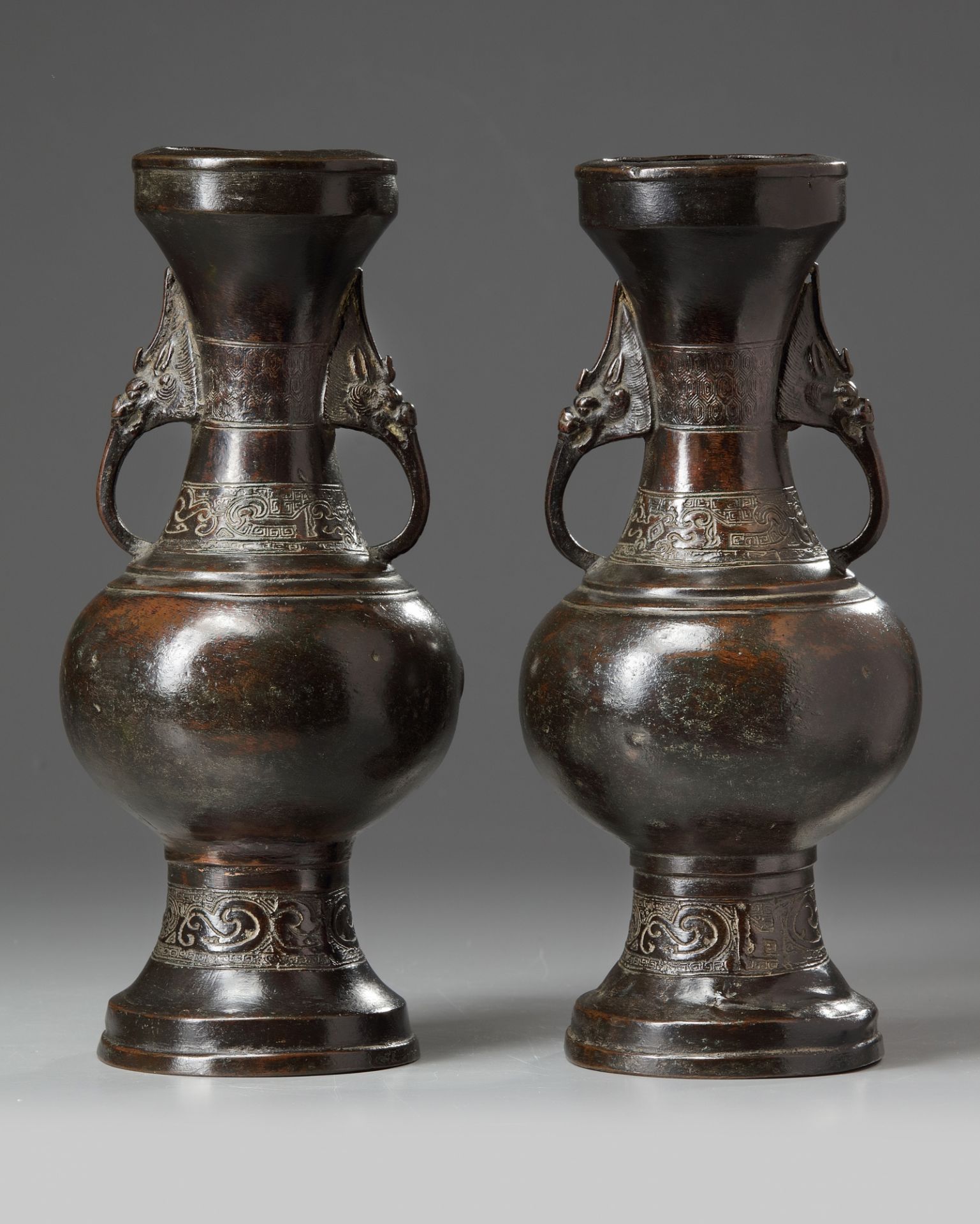 A pair of Chinese bronze vases - Image 3 of 5