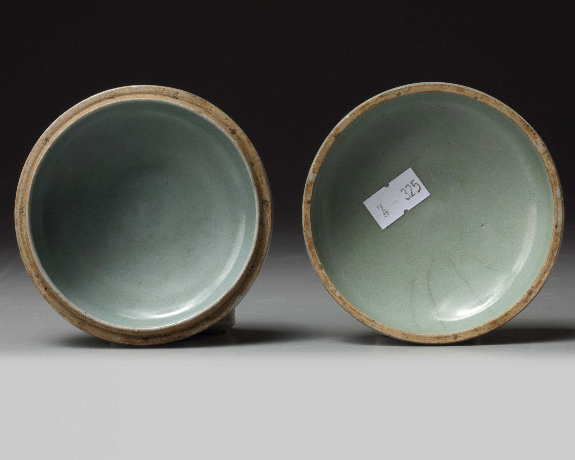 A Korean celadon glazed cosmetic box and cover - Bild 2 aus 3