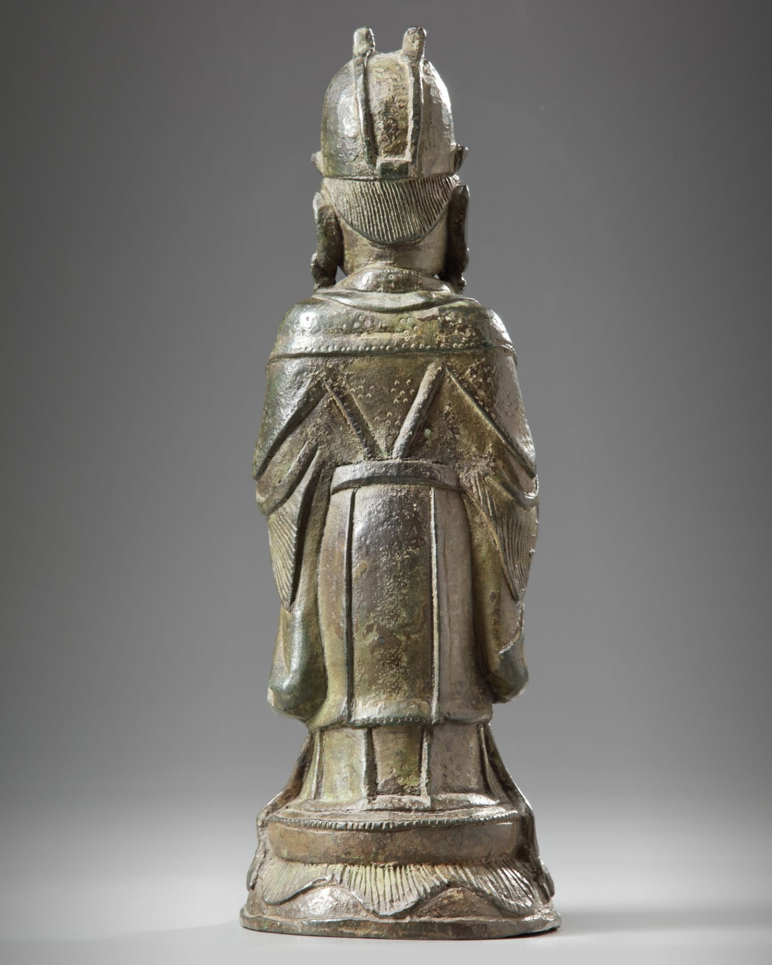 A Chinese bronze figure of an official - Bild 3 aus 5