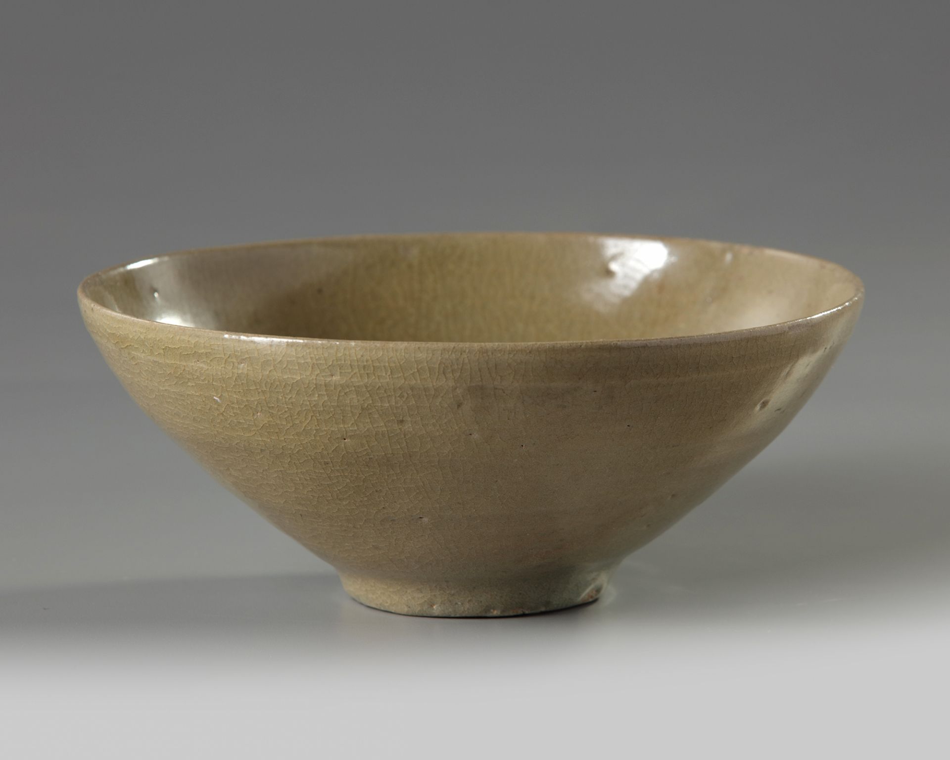 A Korean celadon glazed bowl - Bild 3 aus 5