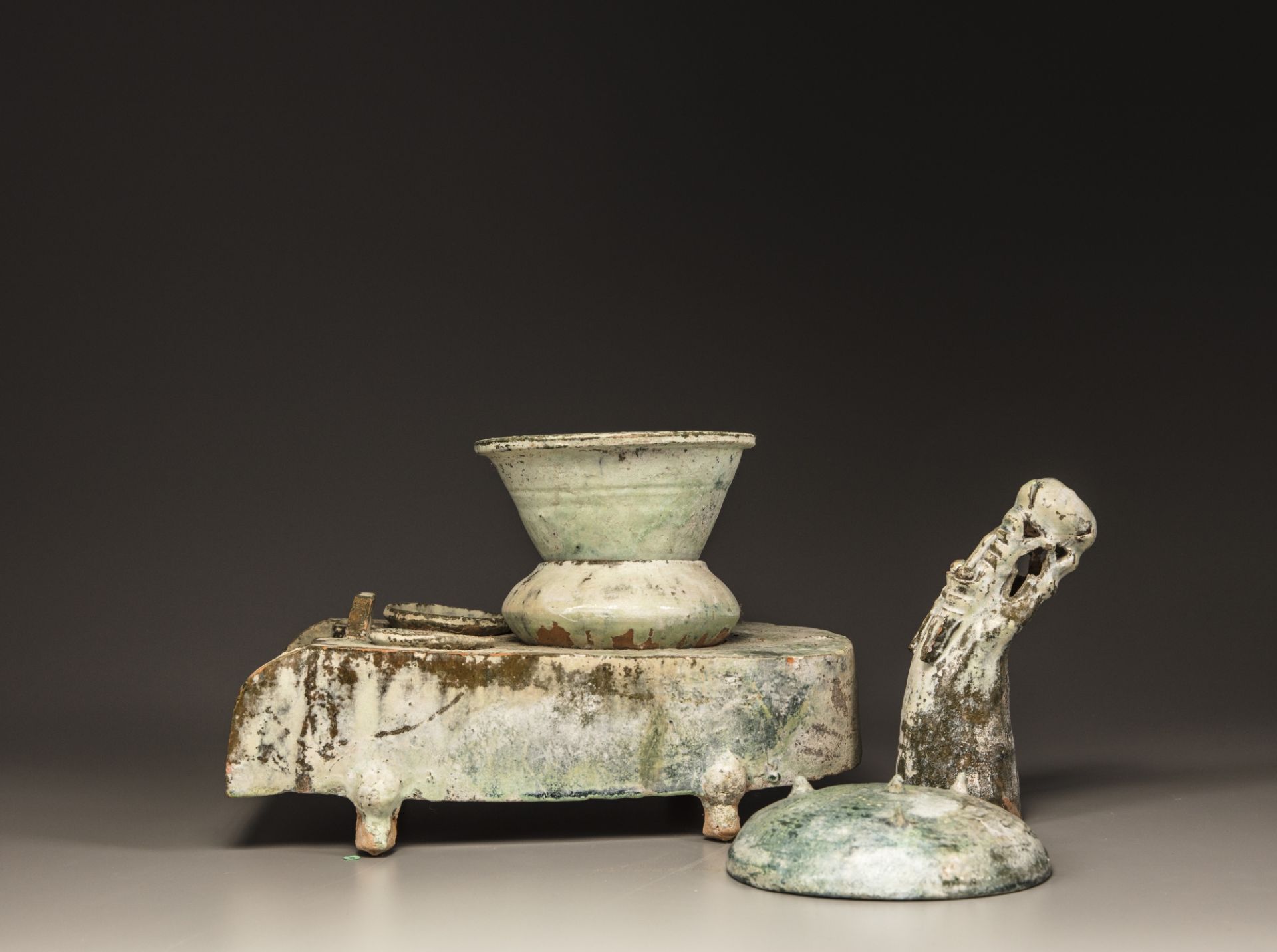 A Chinese green-glazed pottery stove with a dragon chimney - Bild 8 aus 8