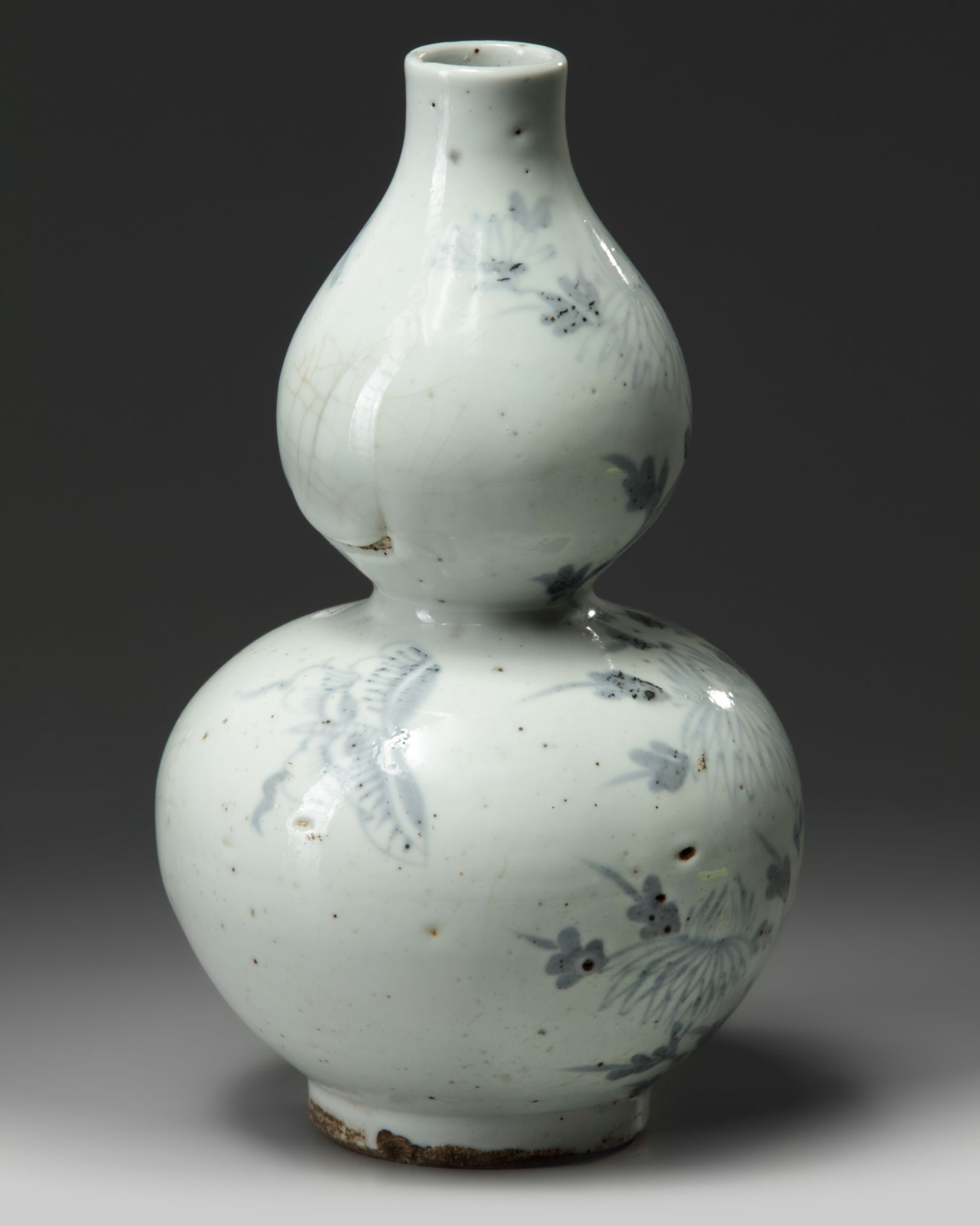 A Korean blue and white 'butterfly and chrysanthemum' double gourd vase - Bild 2 aus 5