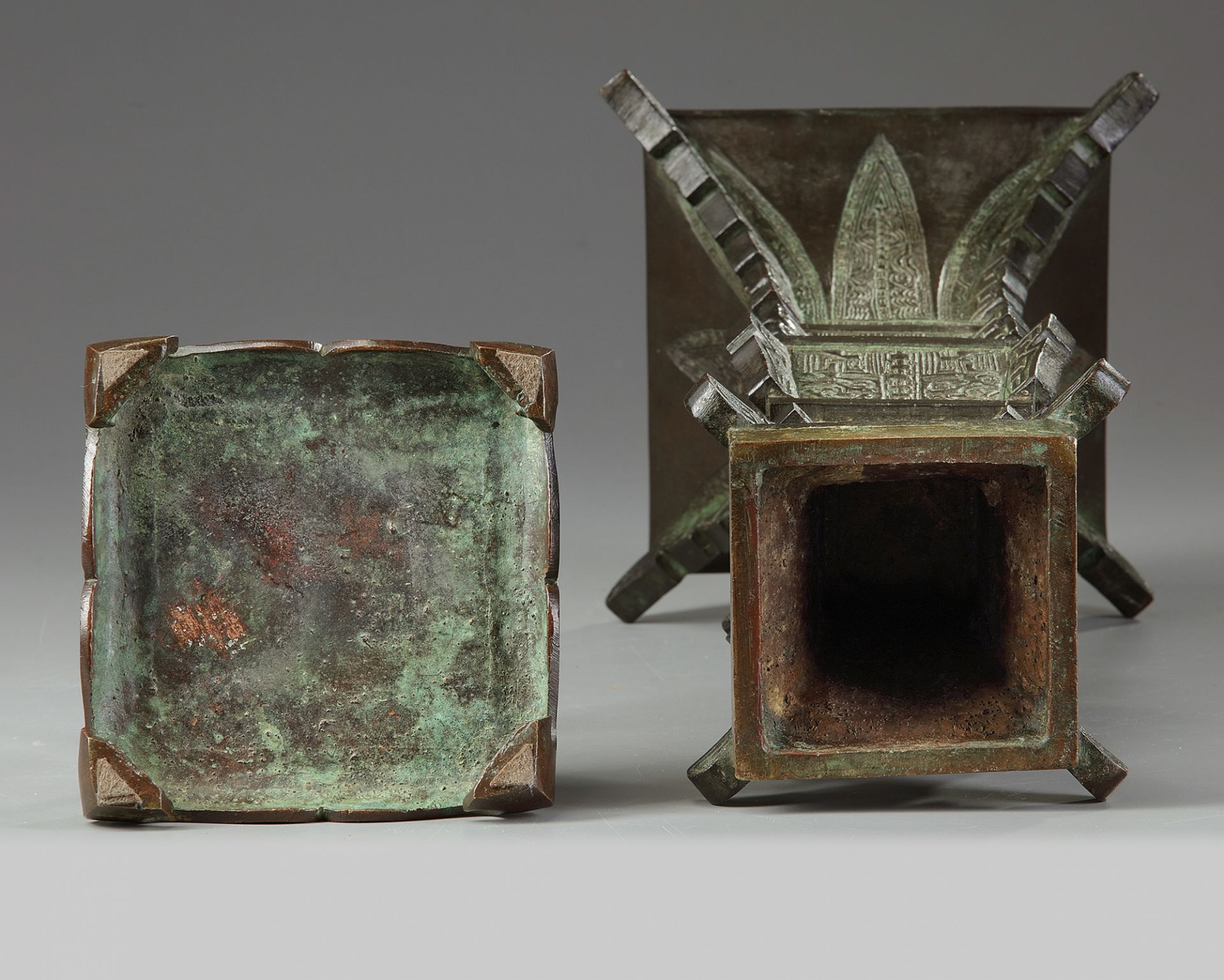 A Chinese archaistic bronze square section vase, fanggu - Bild 4 aus 5