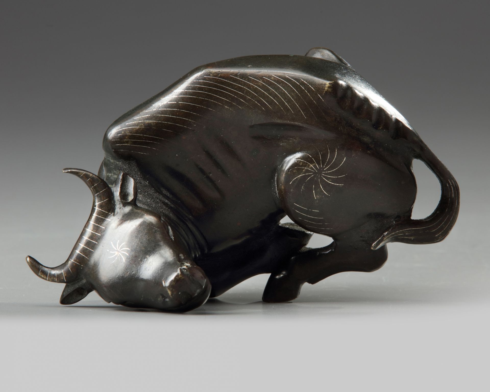 A Chinese bronze silver wire-inlaid buffalo scroll weight - Image 4 of 5