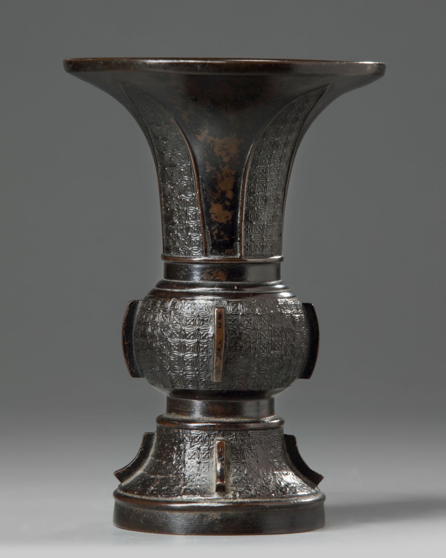 A Chinese bronze 'archaistic' gu vase - Image 2 of 5