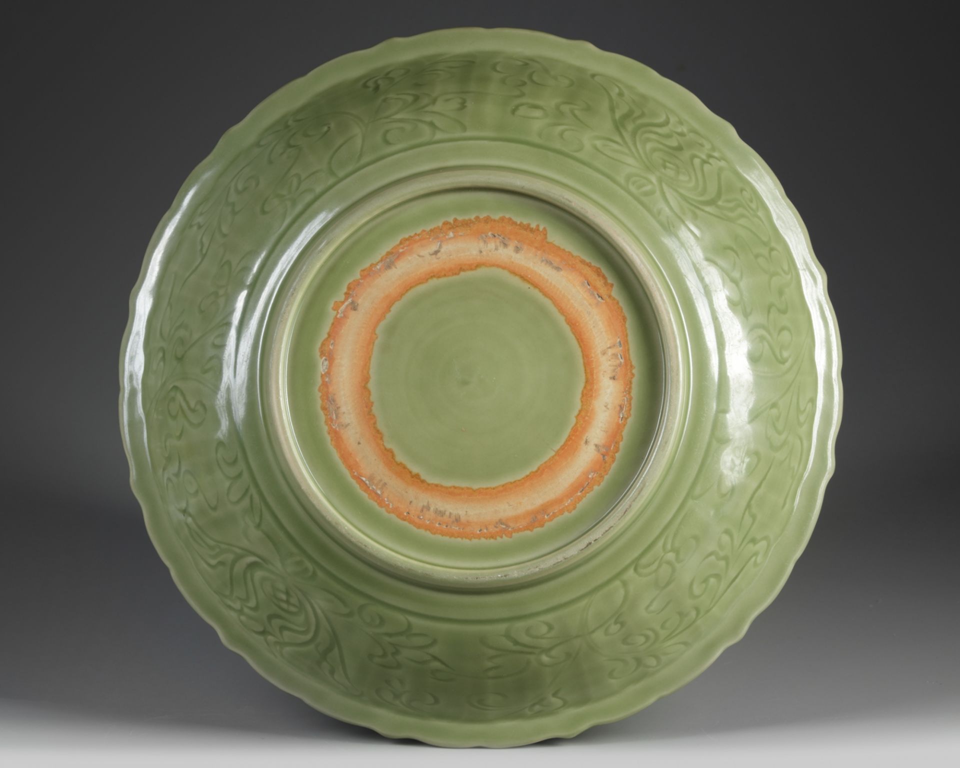 A Chinese Longquan-celadon-glazed 'lotus' barbed-rim charger - Bild 3 aus 3