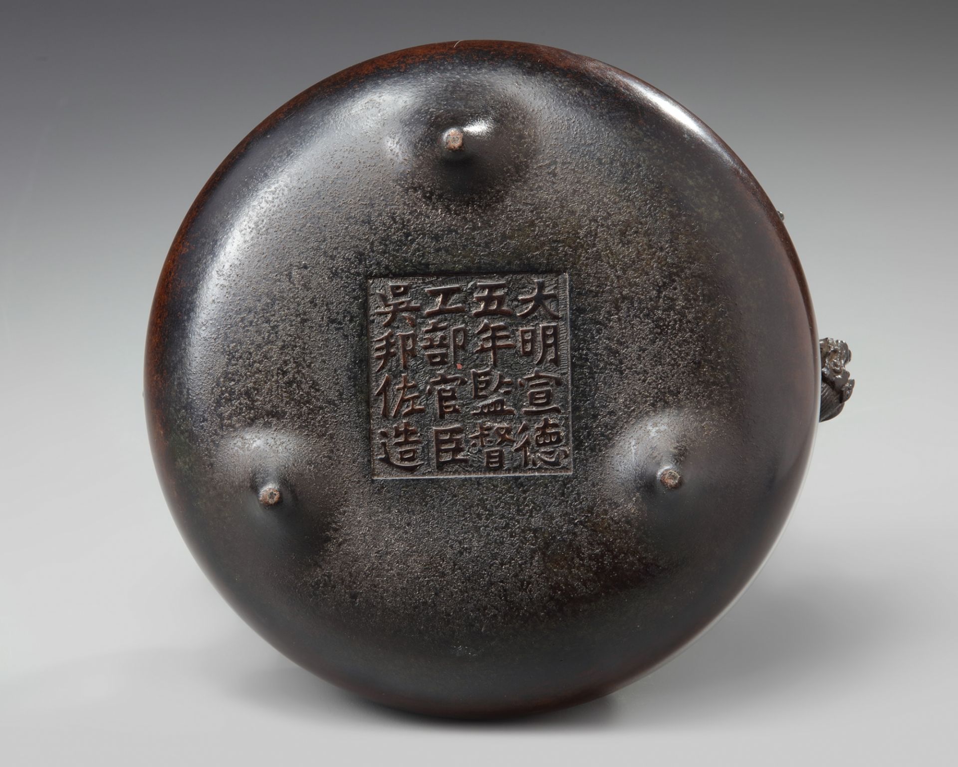 A Chinese bronze 'qilin' tripod censer - Bild 5 aus 5