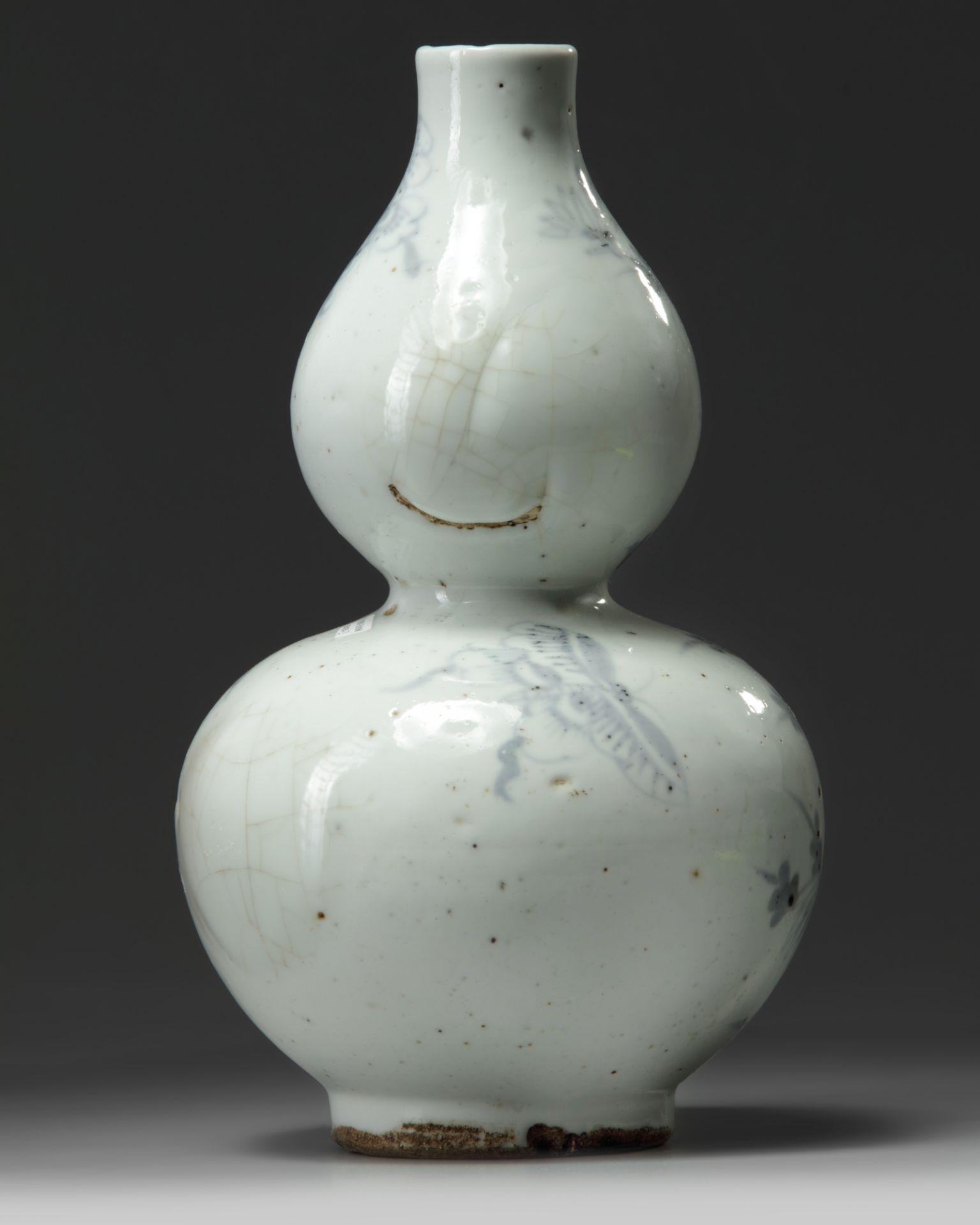 A Korean blue and white 'butterfly and chrysanthemum' double gourd vase - Bild 3 aus 5