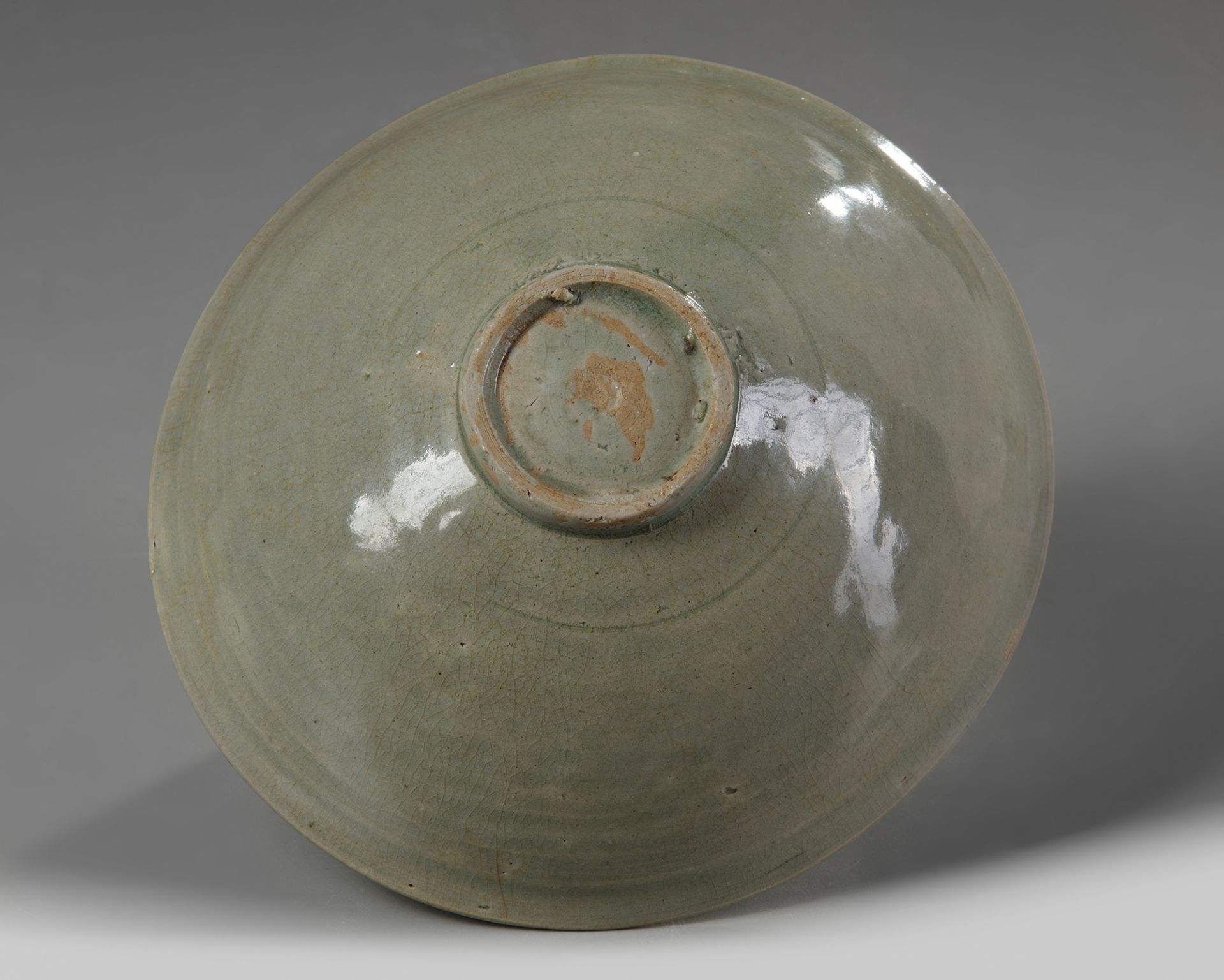 A Korean celadon-glazed 'lotus' bowl - Bild 5 aus 7