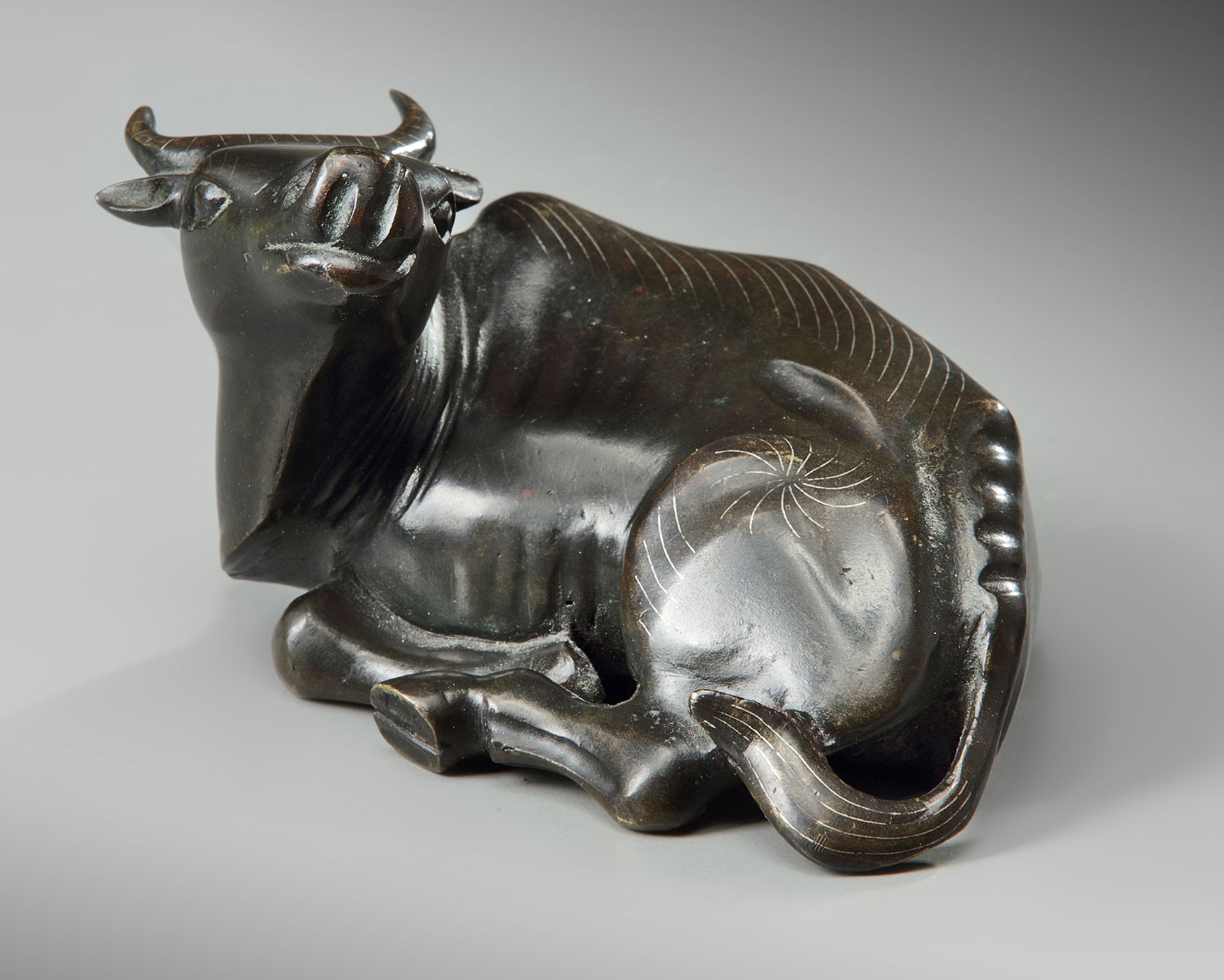 A Chinese bronze silver wire-inlaid buffalo scroll weight - Image 2 of 5