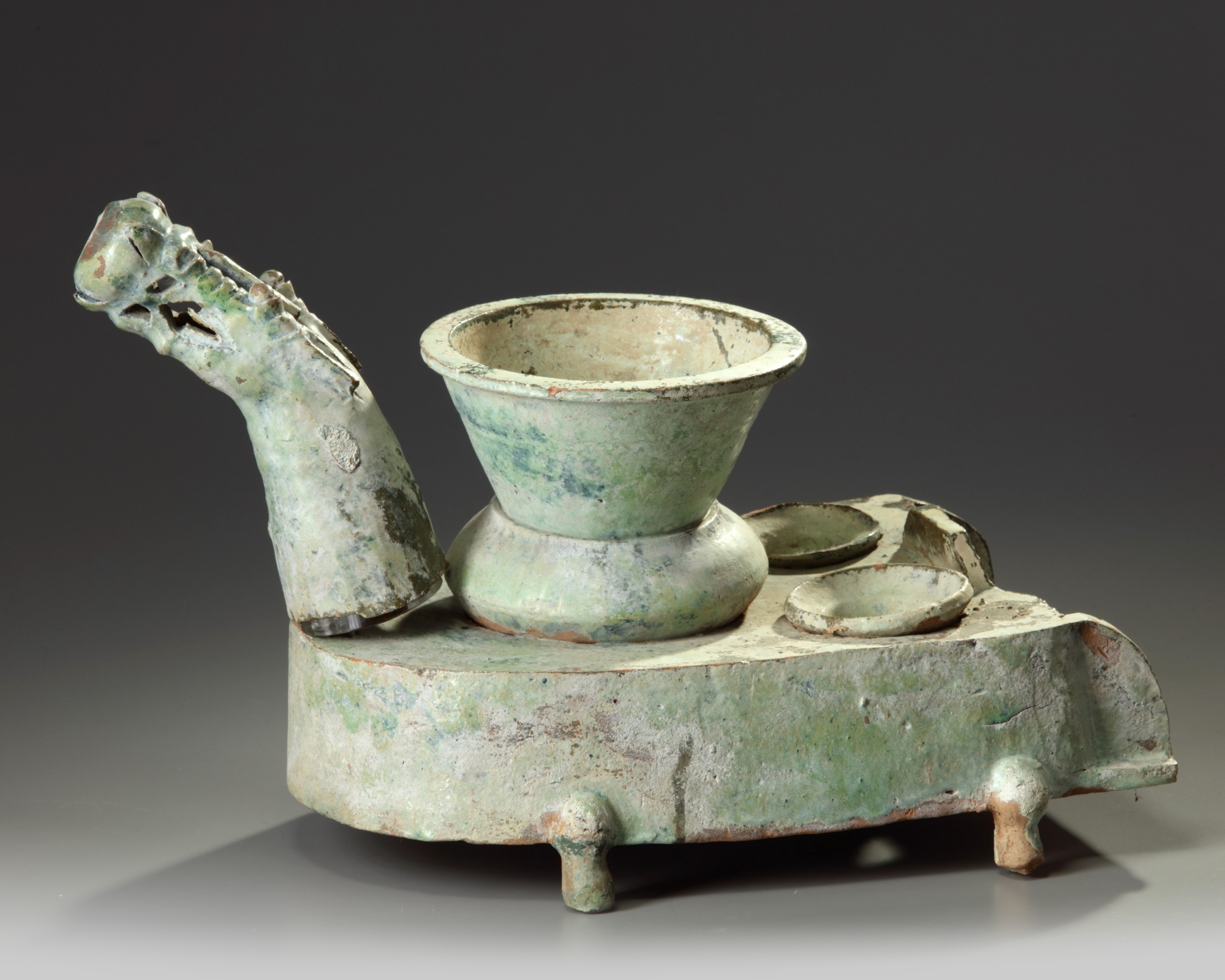 A Chinese green-glazed pottery stove with a dragon chimney - Image 3 of 8