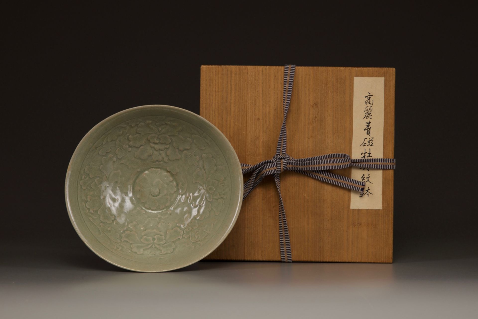 A Korean celadon-glazed 'lotus' bowl - Bild 3 aus 7